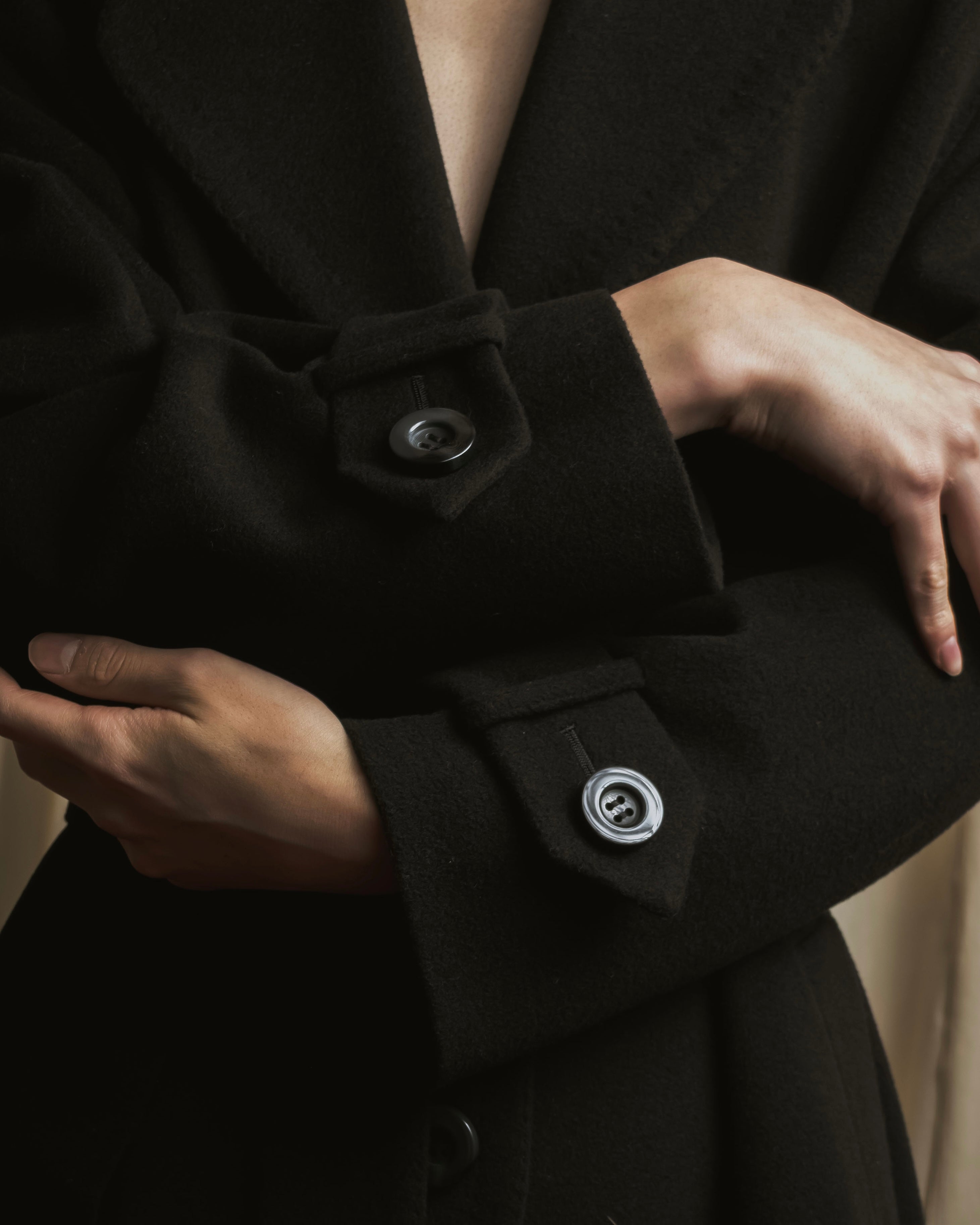 Abrigo envolvente con cinturón de los años 90 de Christian Dior