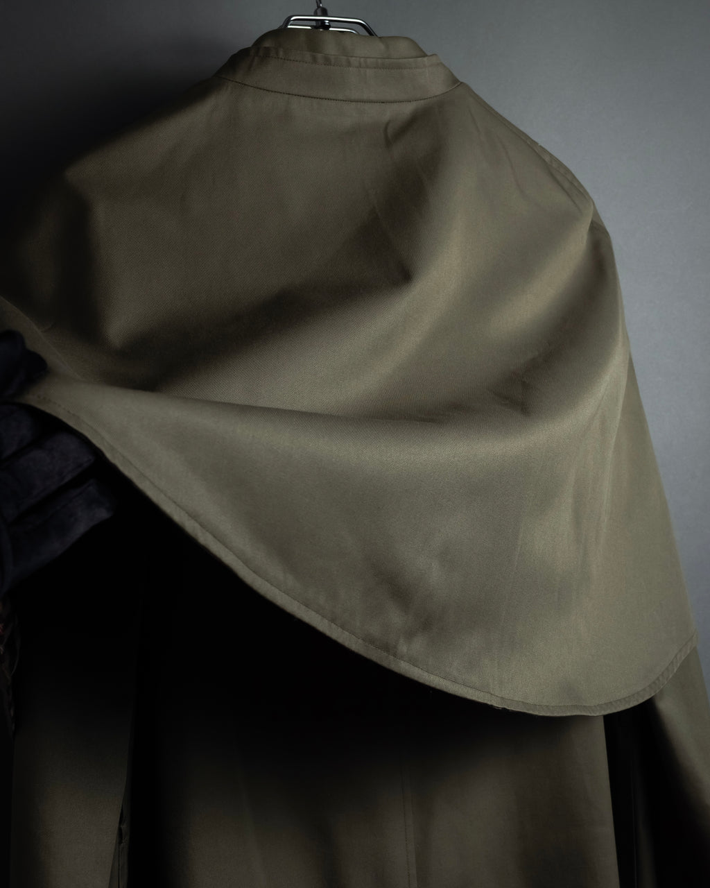 "BURBERRYS" Cape-attached design stand collar coat