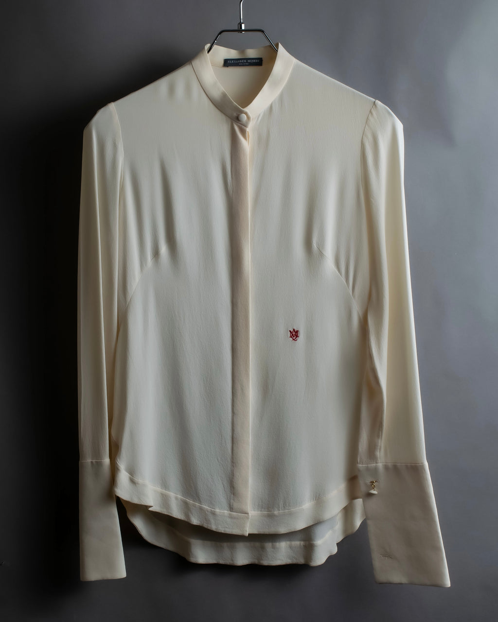 Camisa de seda con bordado en forma de logotipo "Alexandar McQueen" sin cuello