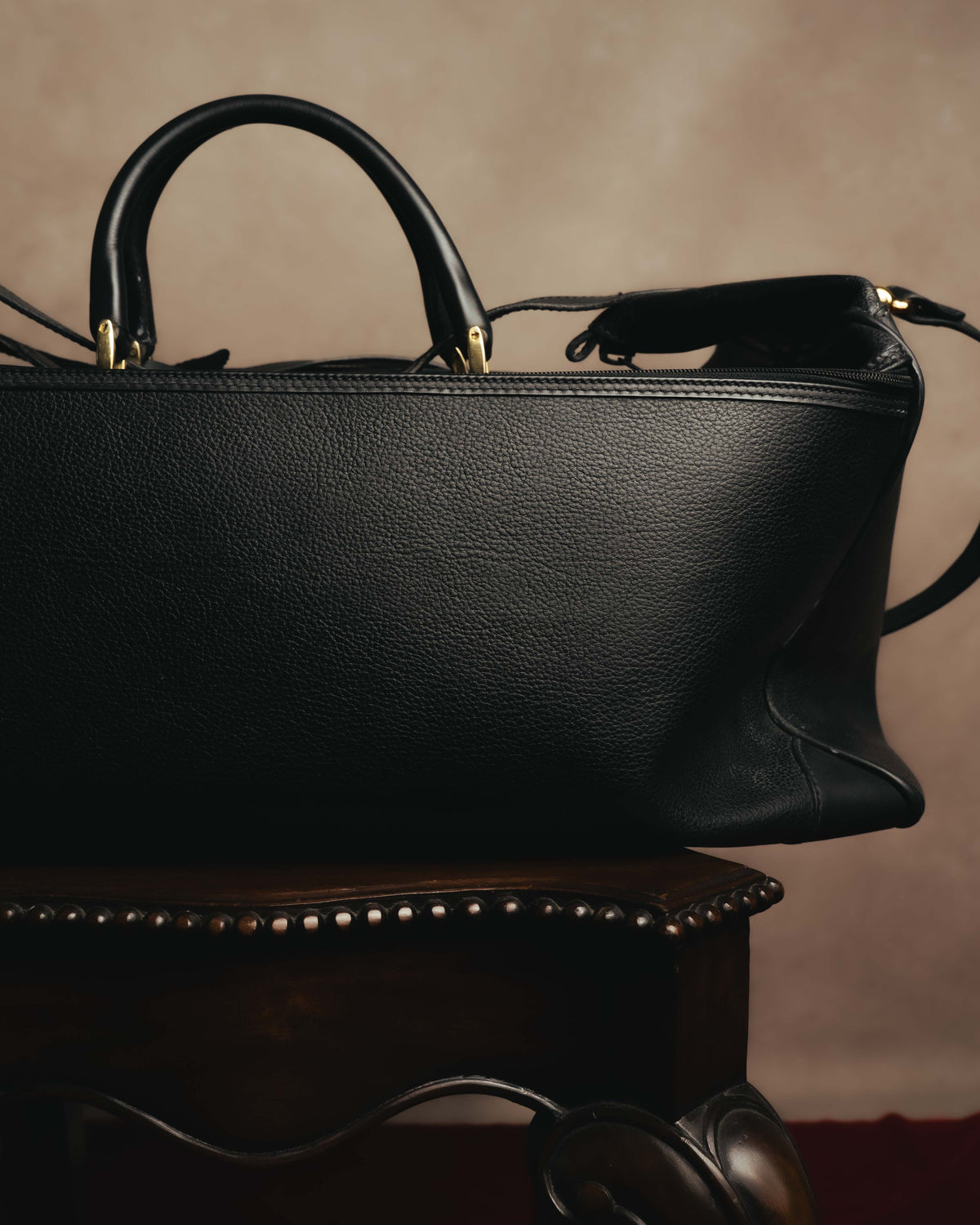 -SPECIAL- "GUCCI" 70's-80's Crest-detailed black leather two-way duffle bag