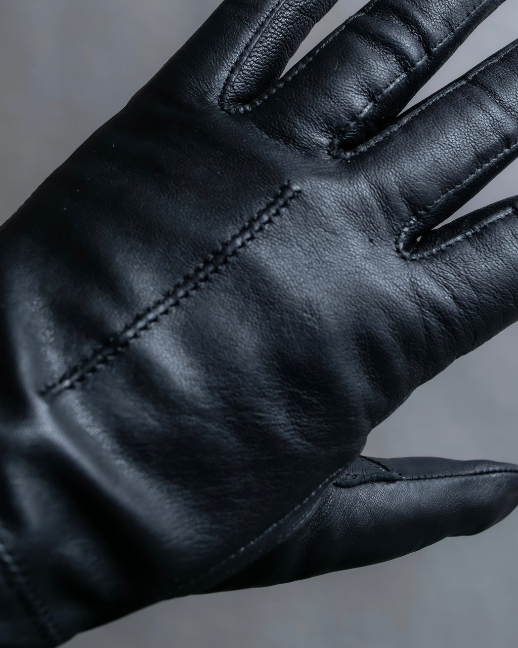 "Marie Claire" Carefully stitched logo engraved leather gloves
