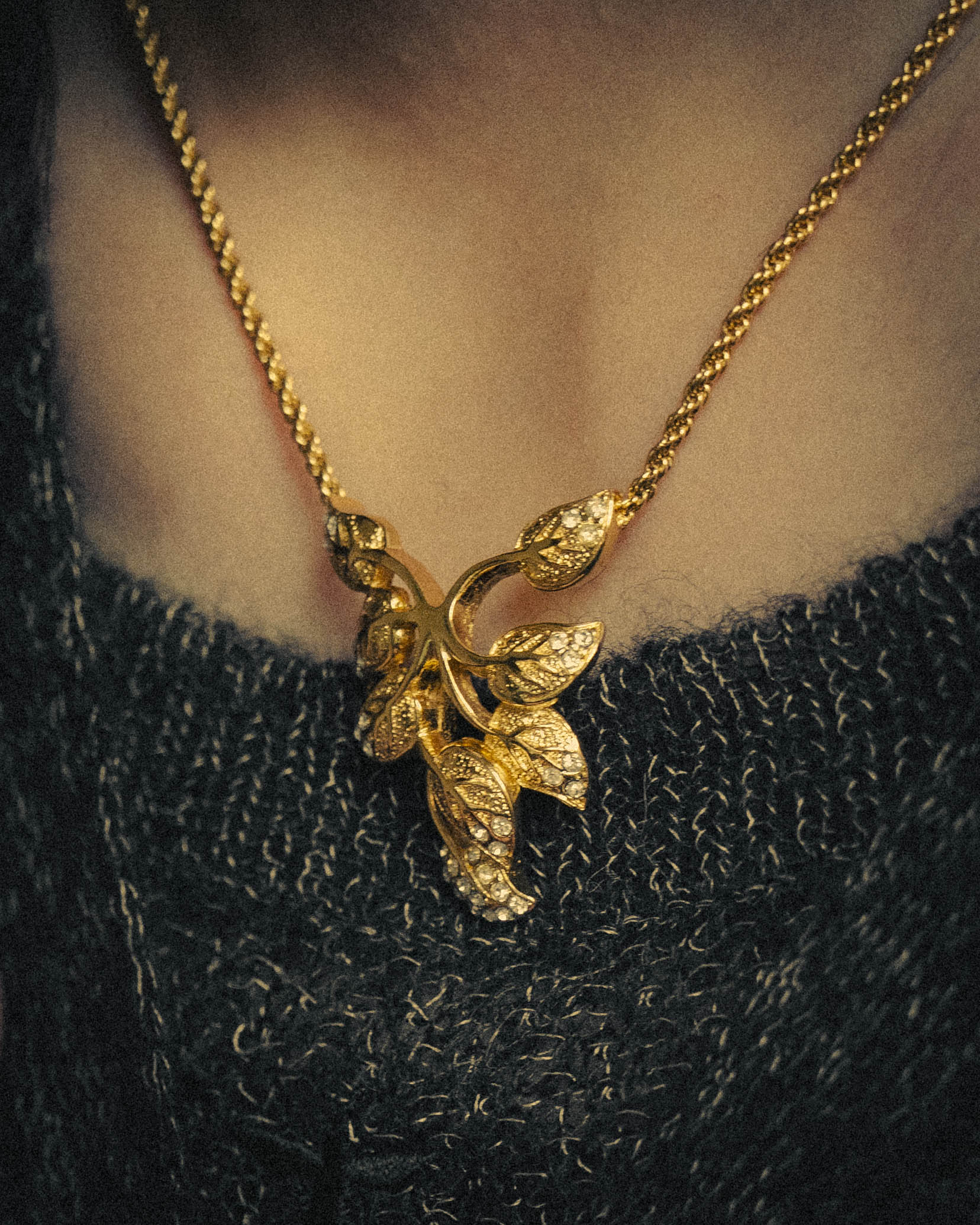 -SPECIAL- “Christian Dior” 80’s-90’s Vintage botanical leaf rhinestone pendant necklace
