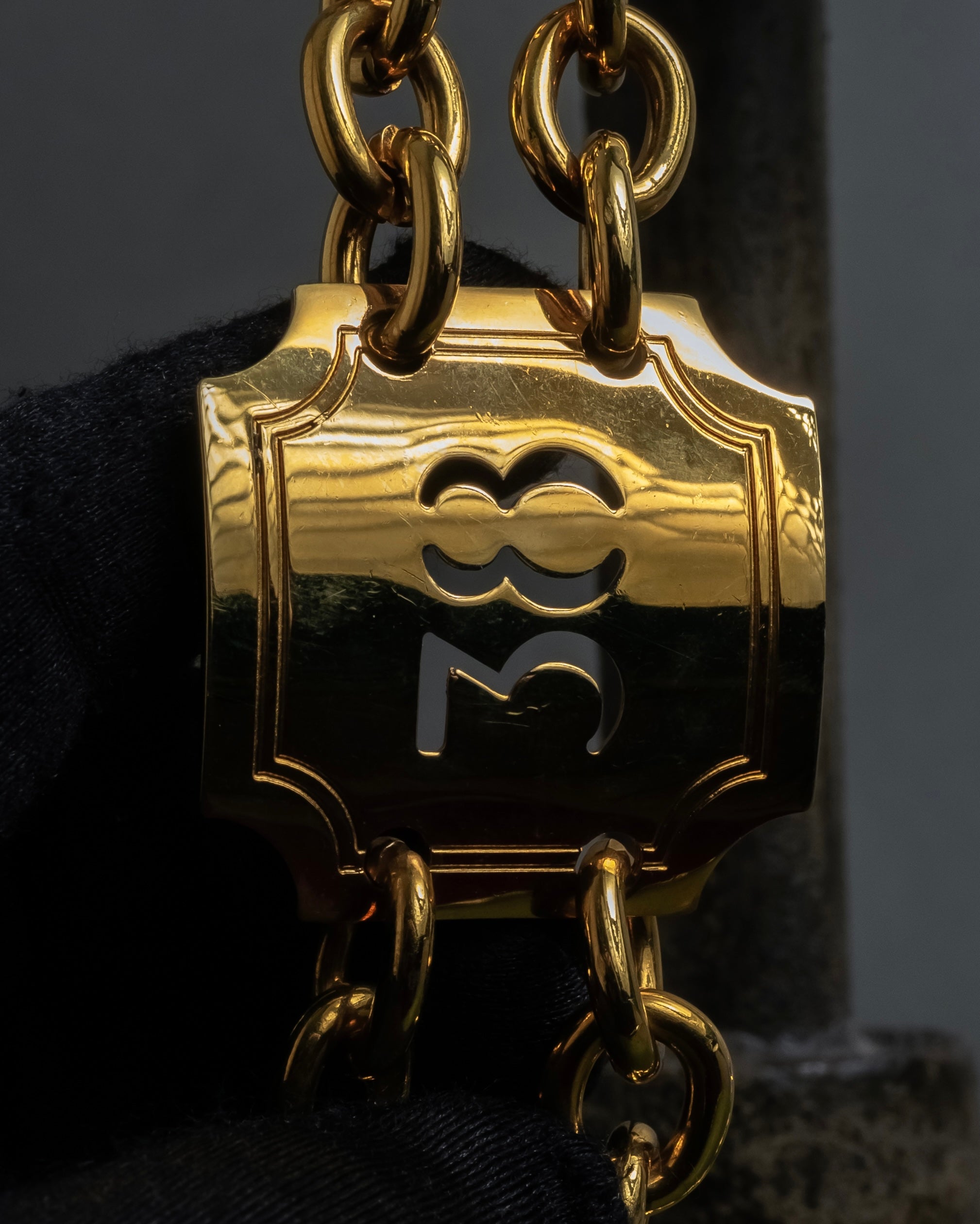 "CELINE" AVENUE MONTAIGNE 38 design gold necklace & belt