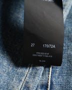 ウエスト内側に配された内タグのクローズアップ。サイズ「27」と品番表記、2022年を示すコードを確認できるカット。