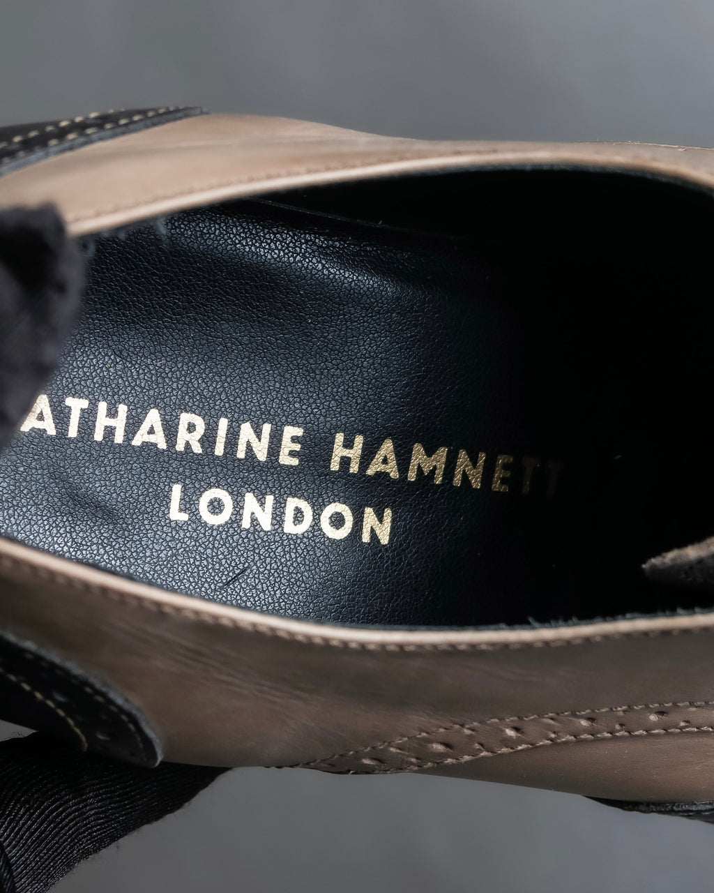 "KATHARINE HAMNETT" Wingtip design bicolor leather shoes