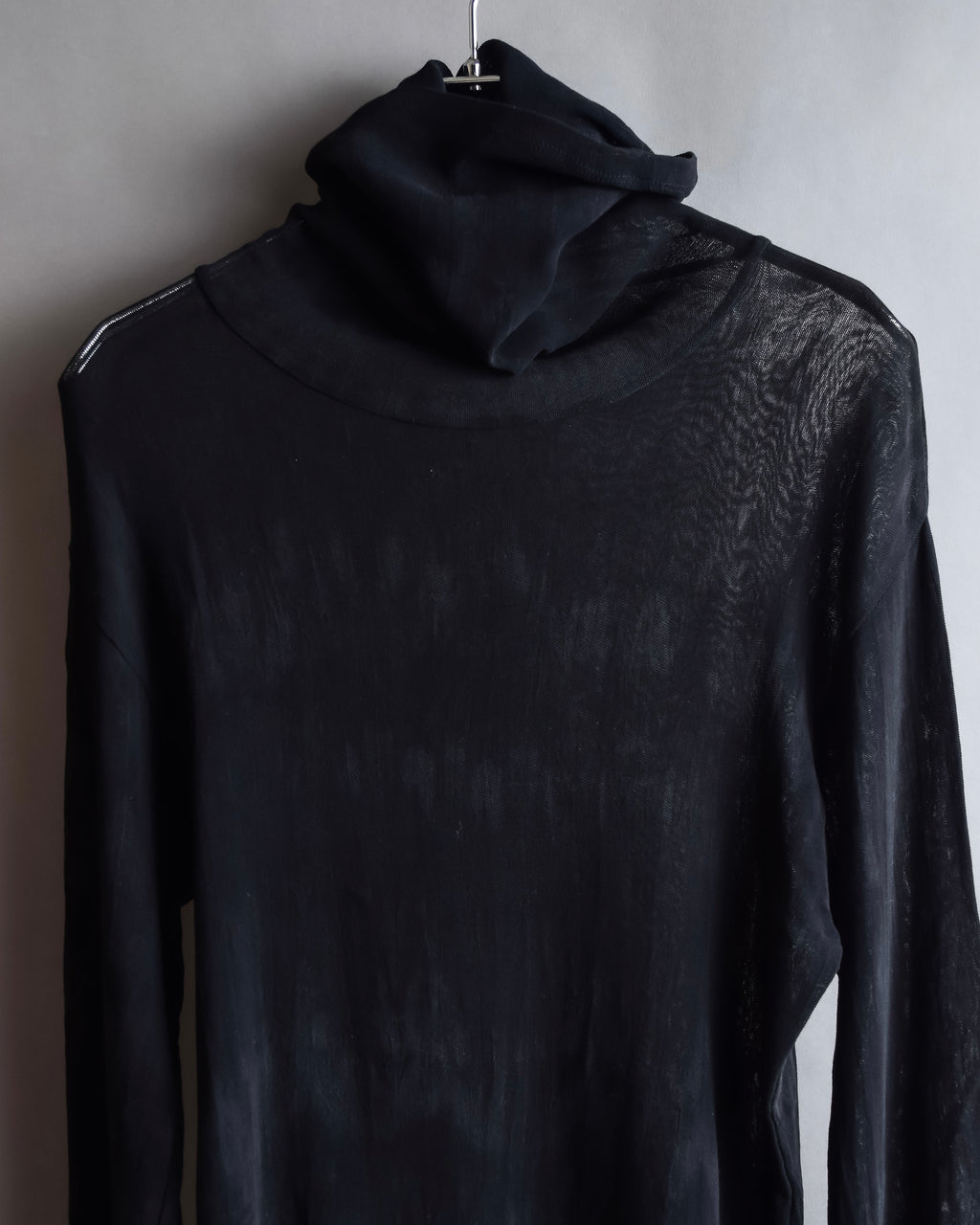 "ISSEY MIYAKE" Layered design high neck delicate knit