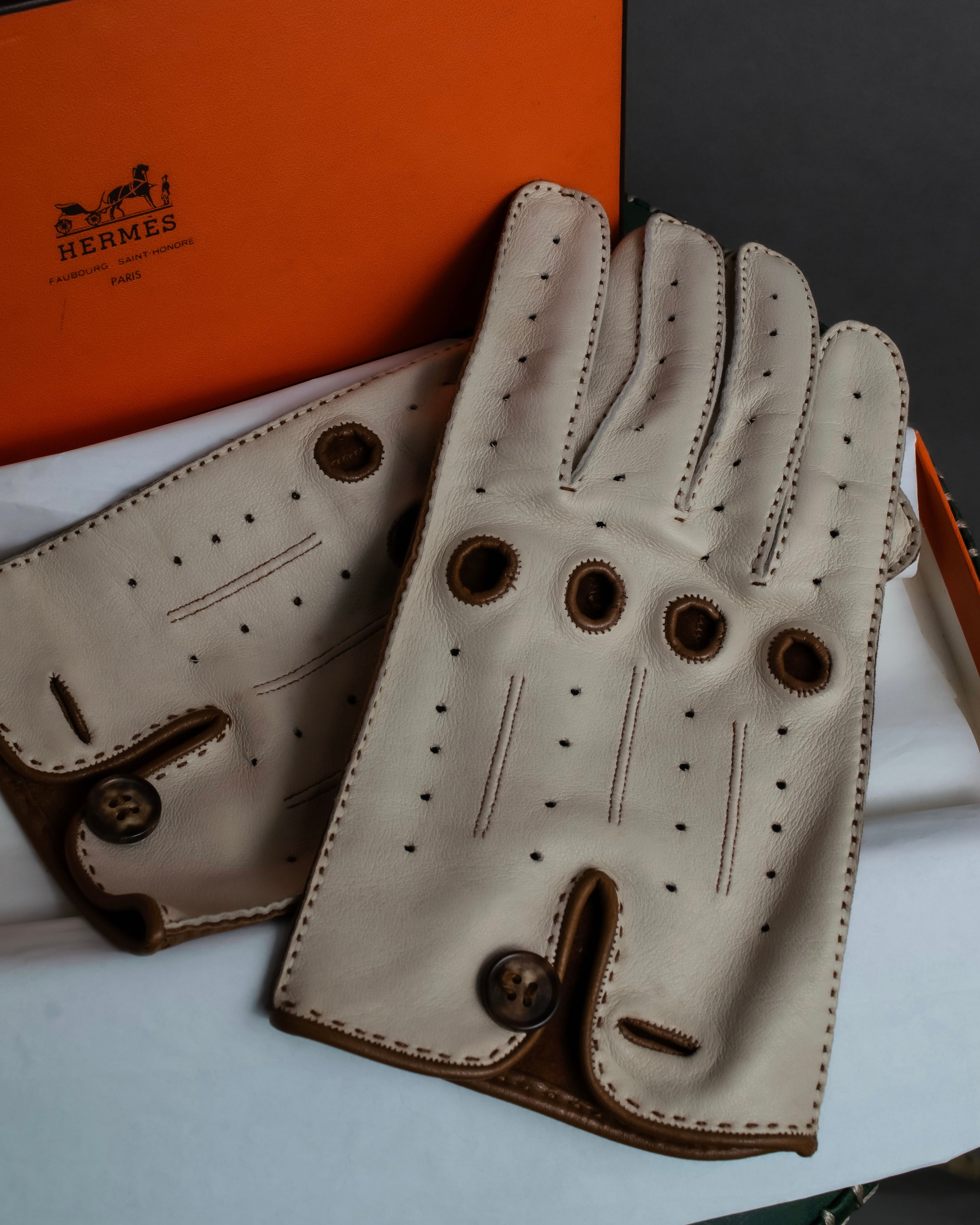 "HERMES" Dot perforation driving leather gloves