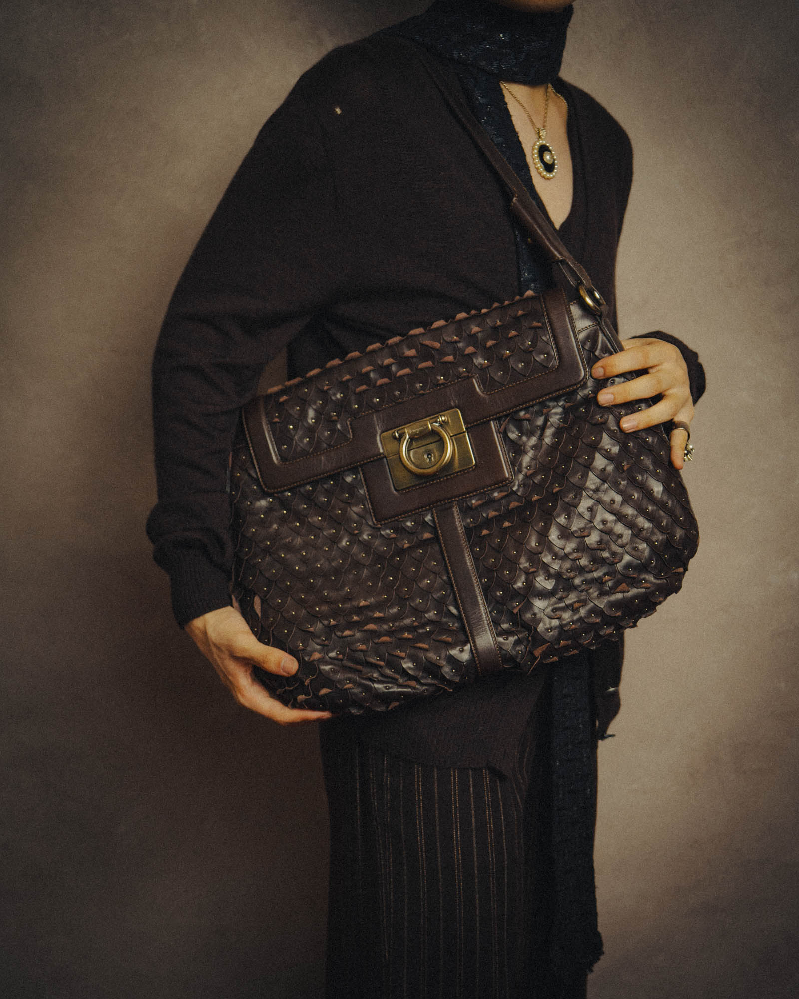 -SPECIAL- “Salvatore Ferragamo” 00’s-10’s Leather scale appliqué gancini shoulder bag