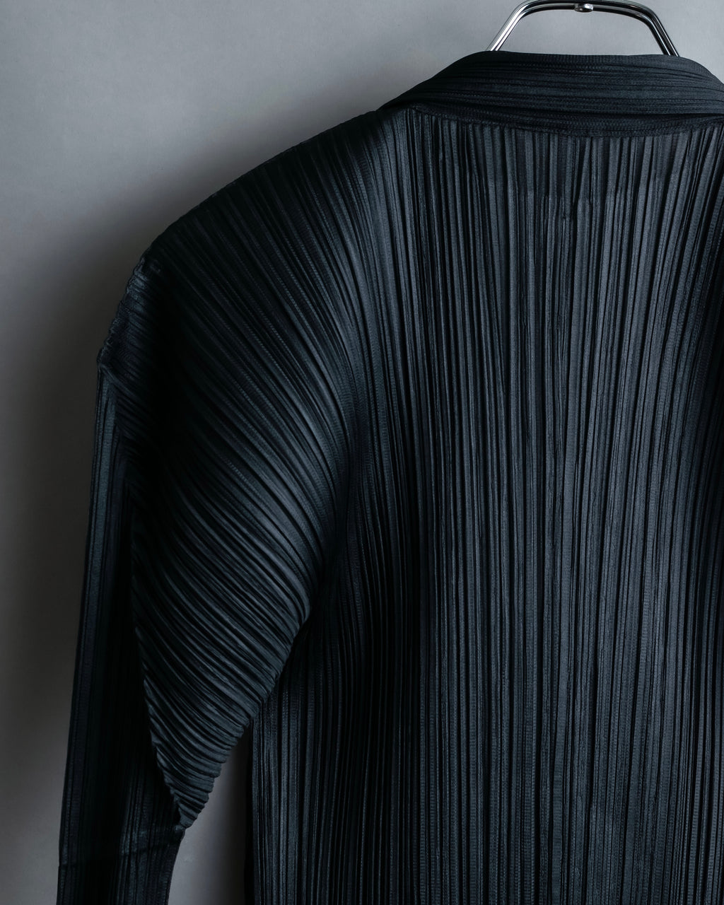 "PLEATS PLEASE ISSEY MIYAKE"
Features sleeve open collar blouse
