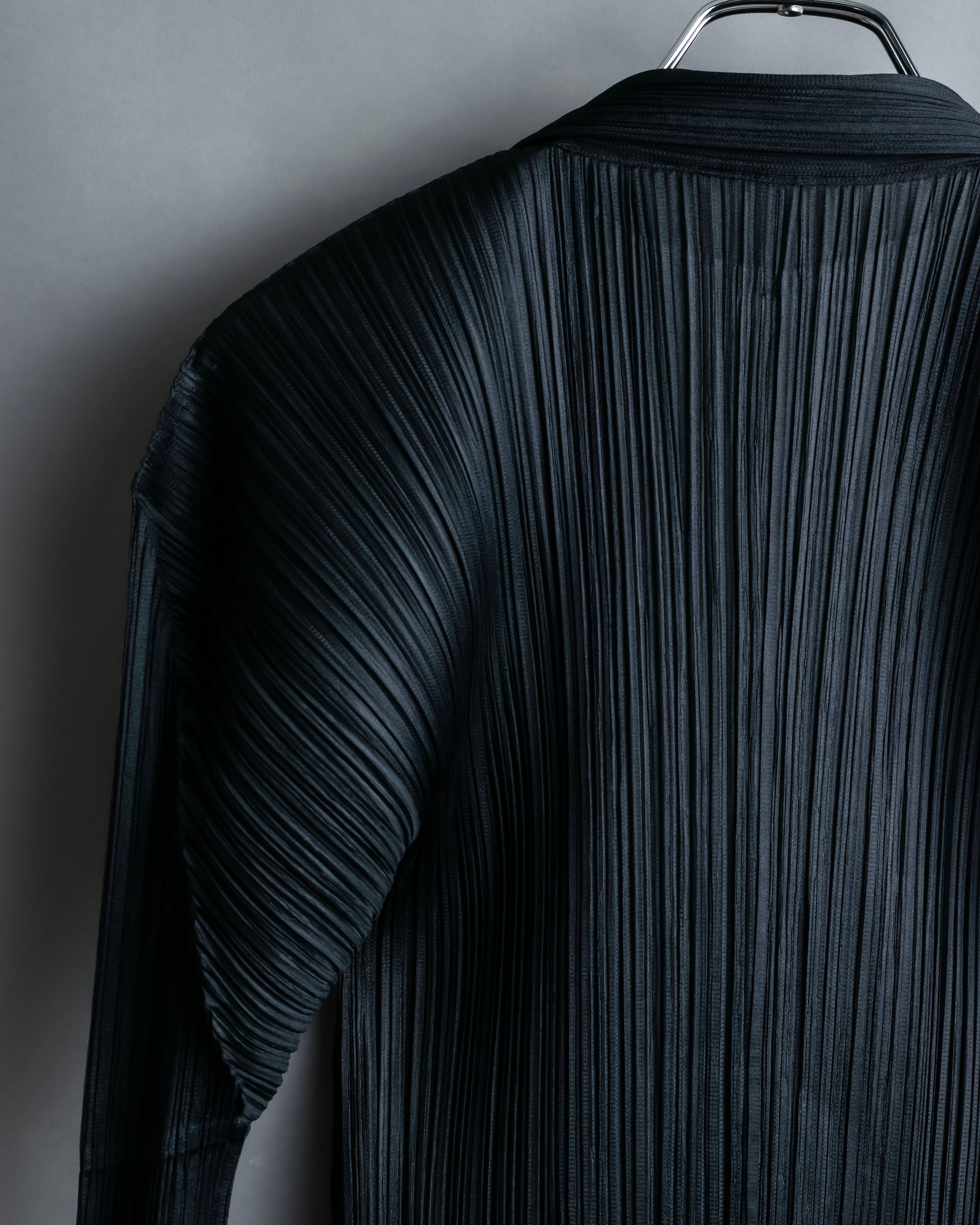 "PLEATS PLEASE ISSEY MIYAKE"
Features sleeve open collar blouse
