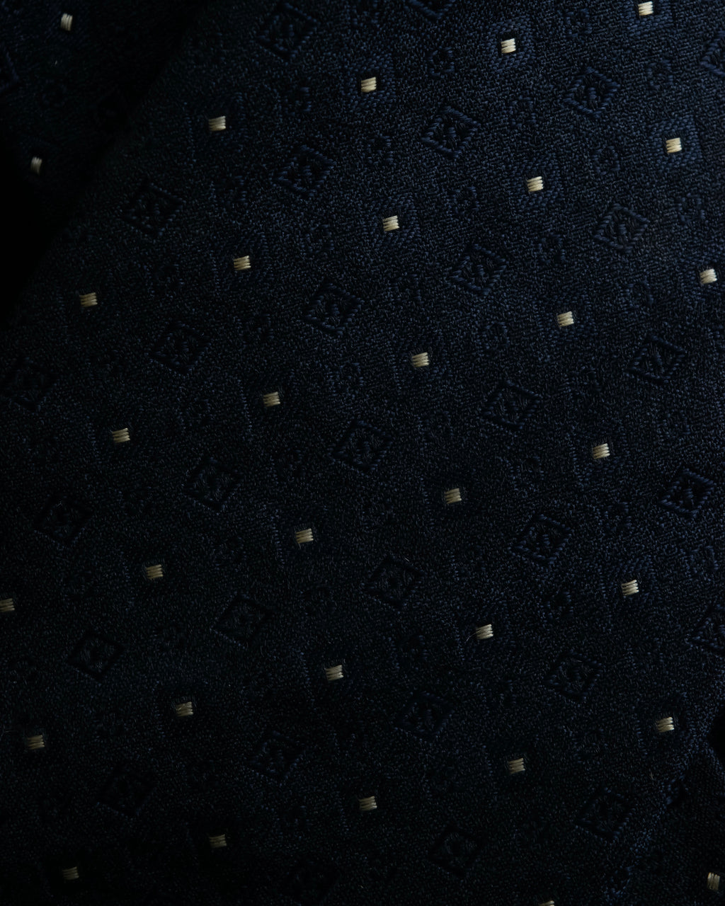 "COMME des GARCONS HOMME"
Square dot jacquard necktie