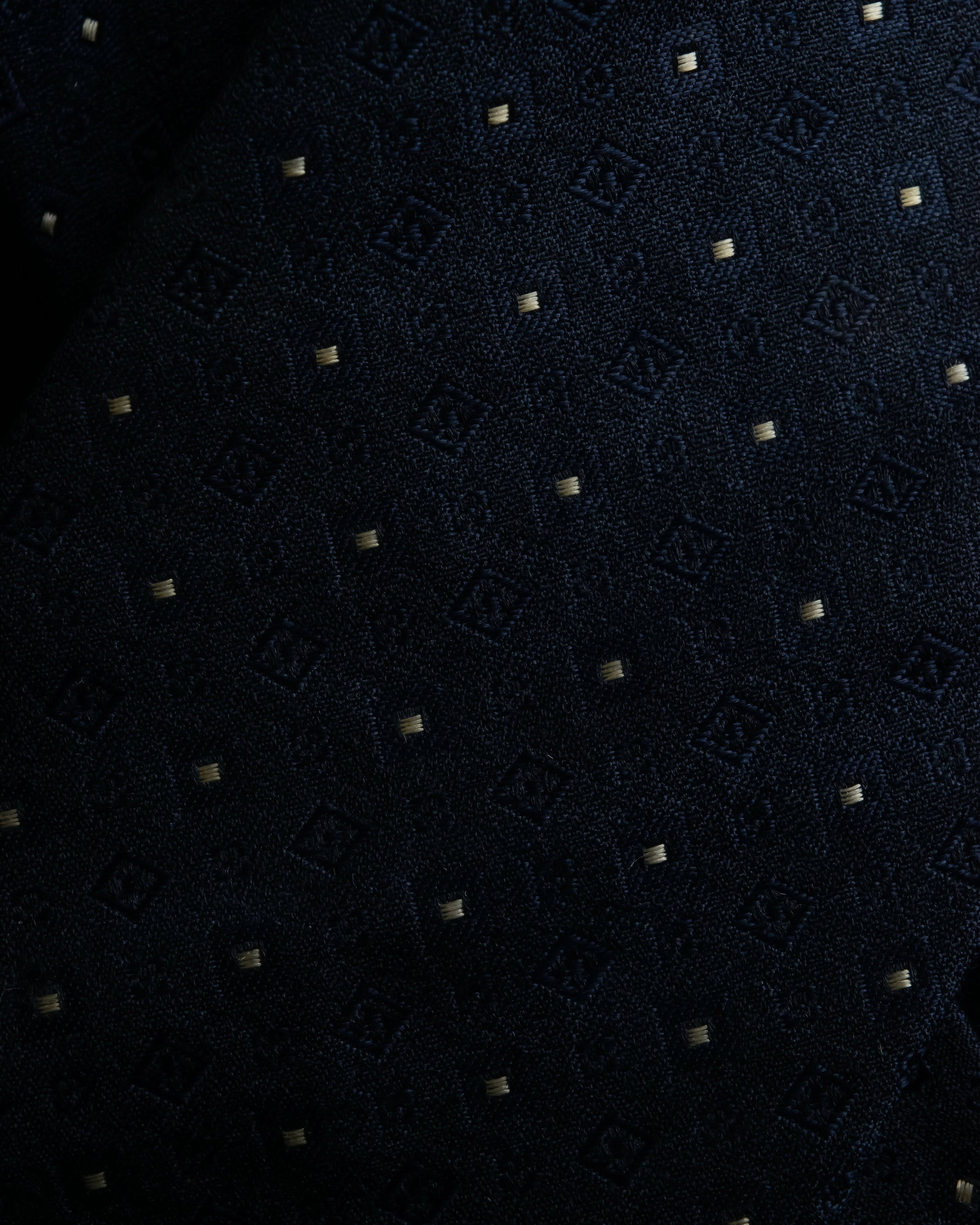 "COMME des GARCONS HOMME"
Square dot jacquard necktie
