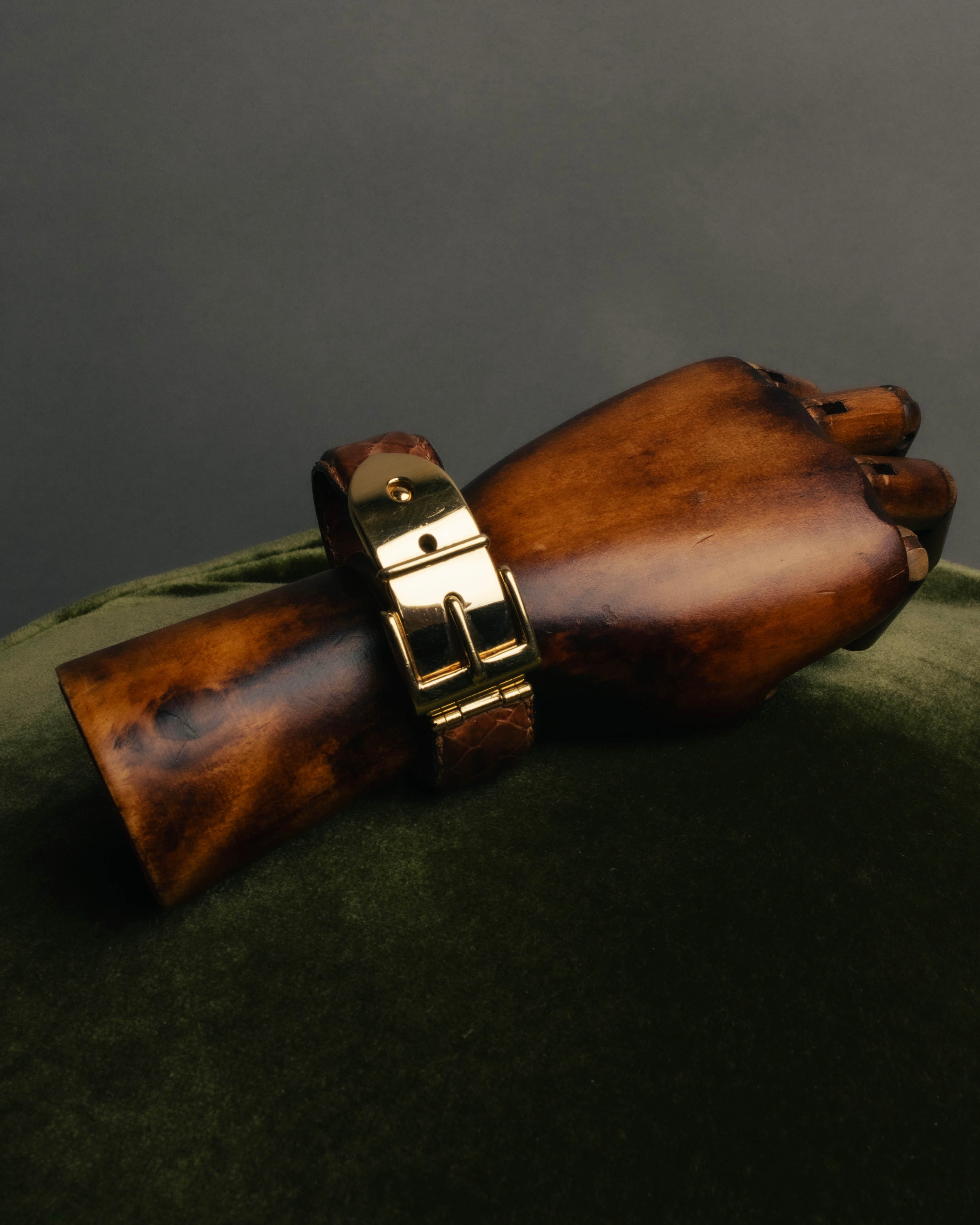 "GUCCI" 90's-00's Embossed leather buckle bangle