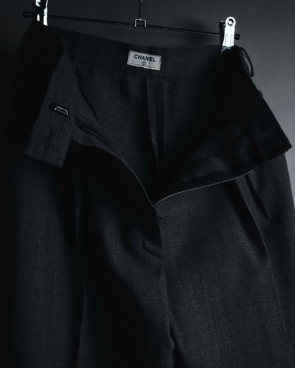 "CHANEL" high-waisted pleated trousers with signature gold button