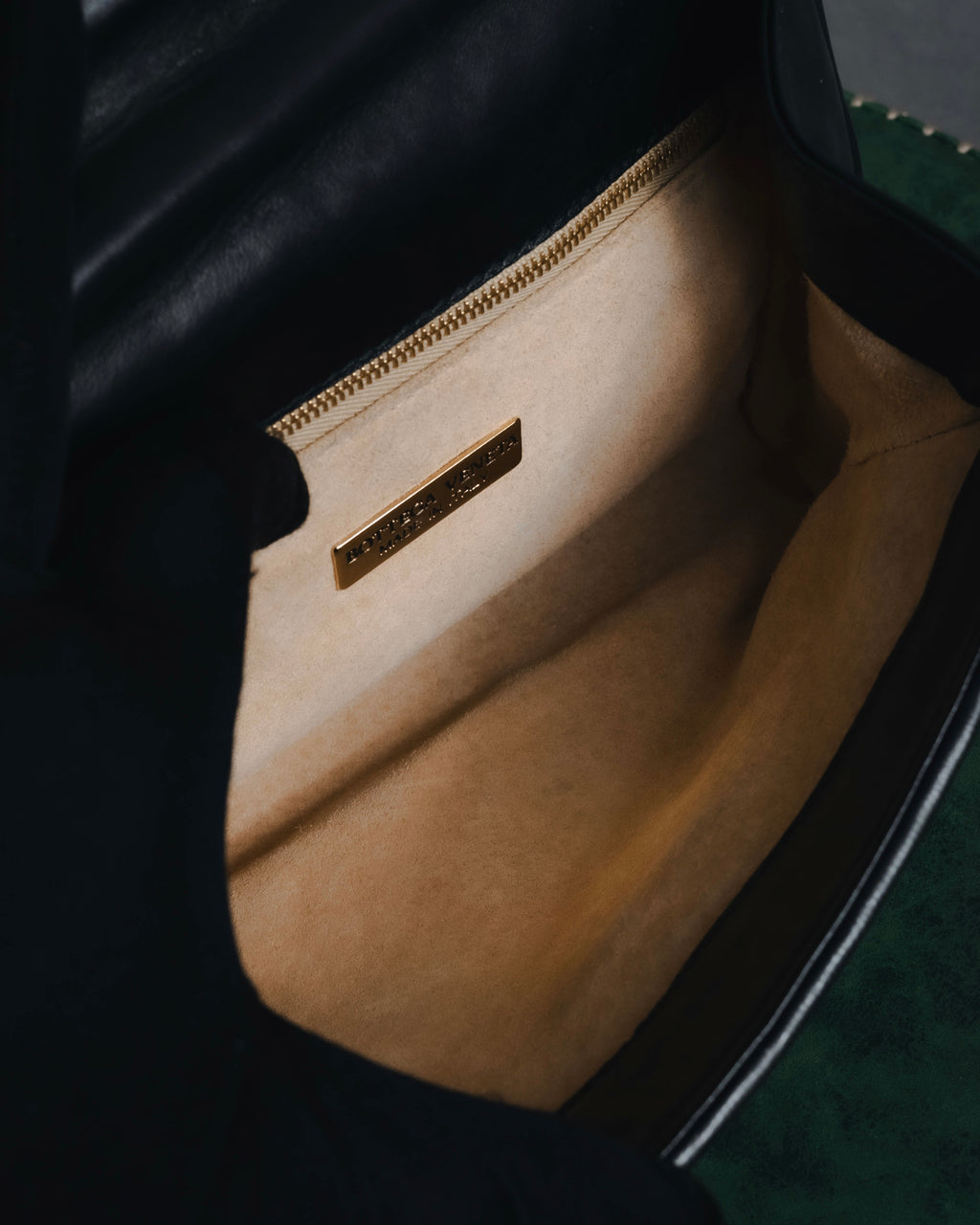 –SPECIAL– "BOTTEGA VENETA"
Late 80s–Early 90s Intrecciato trapezoid leather bag