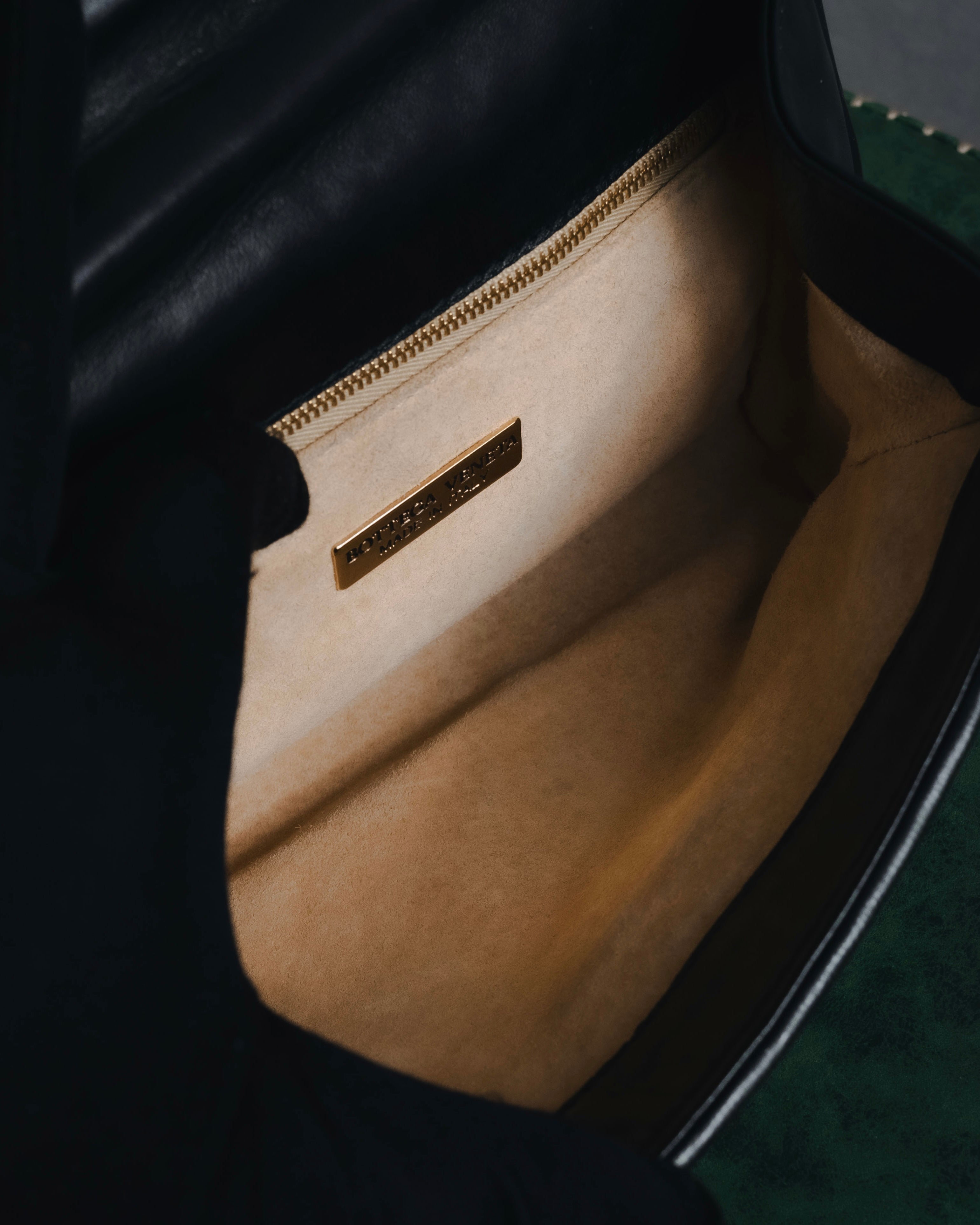 –SPECIAL– "BOTTEGA VENETA"
Late 80s–Early 90s Intrecciato trapezoid leather bag