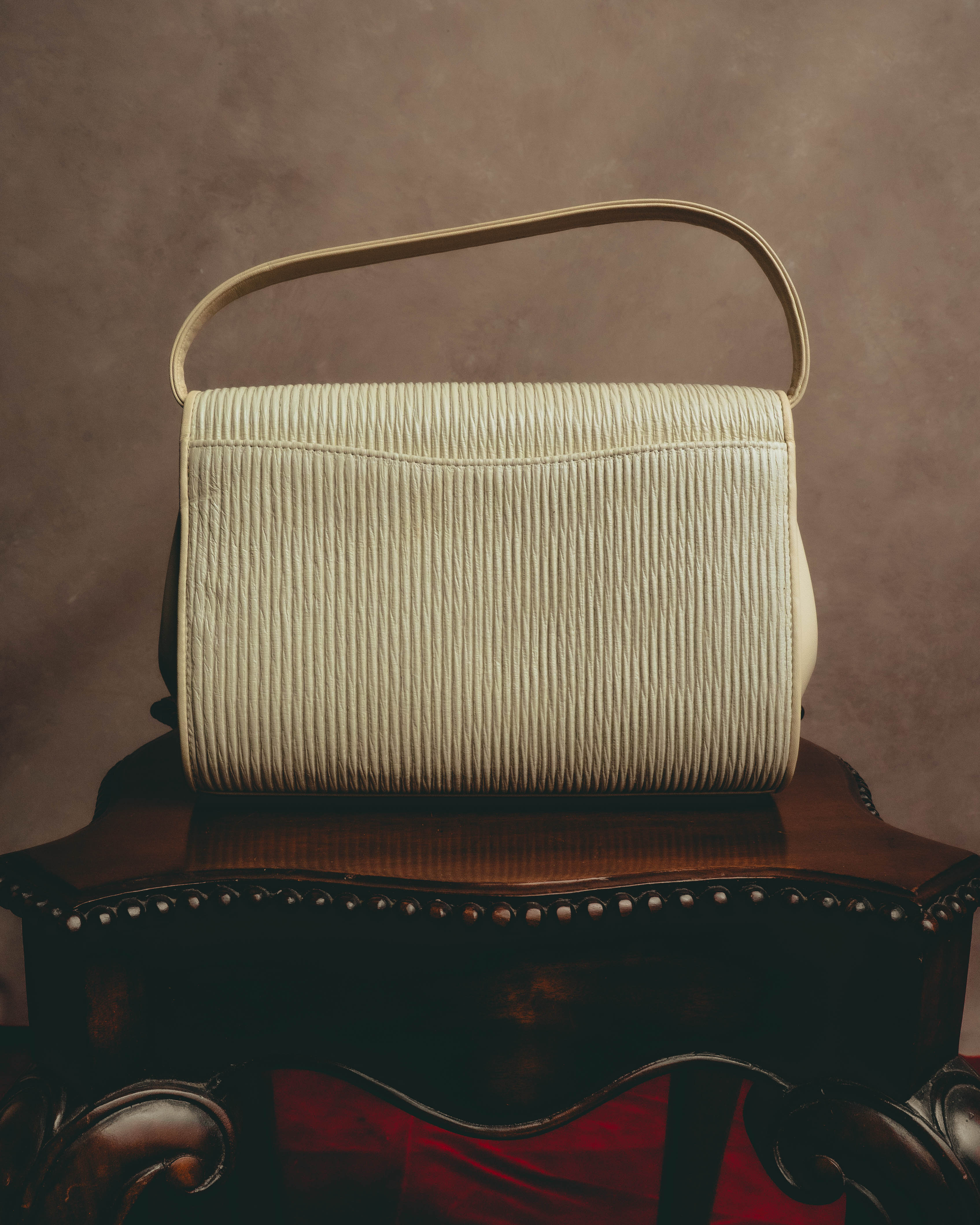 "HANAE MORI" 80's-90's Pleated butterfly clasp handbag