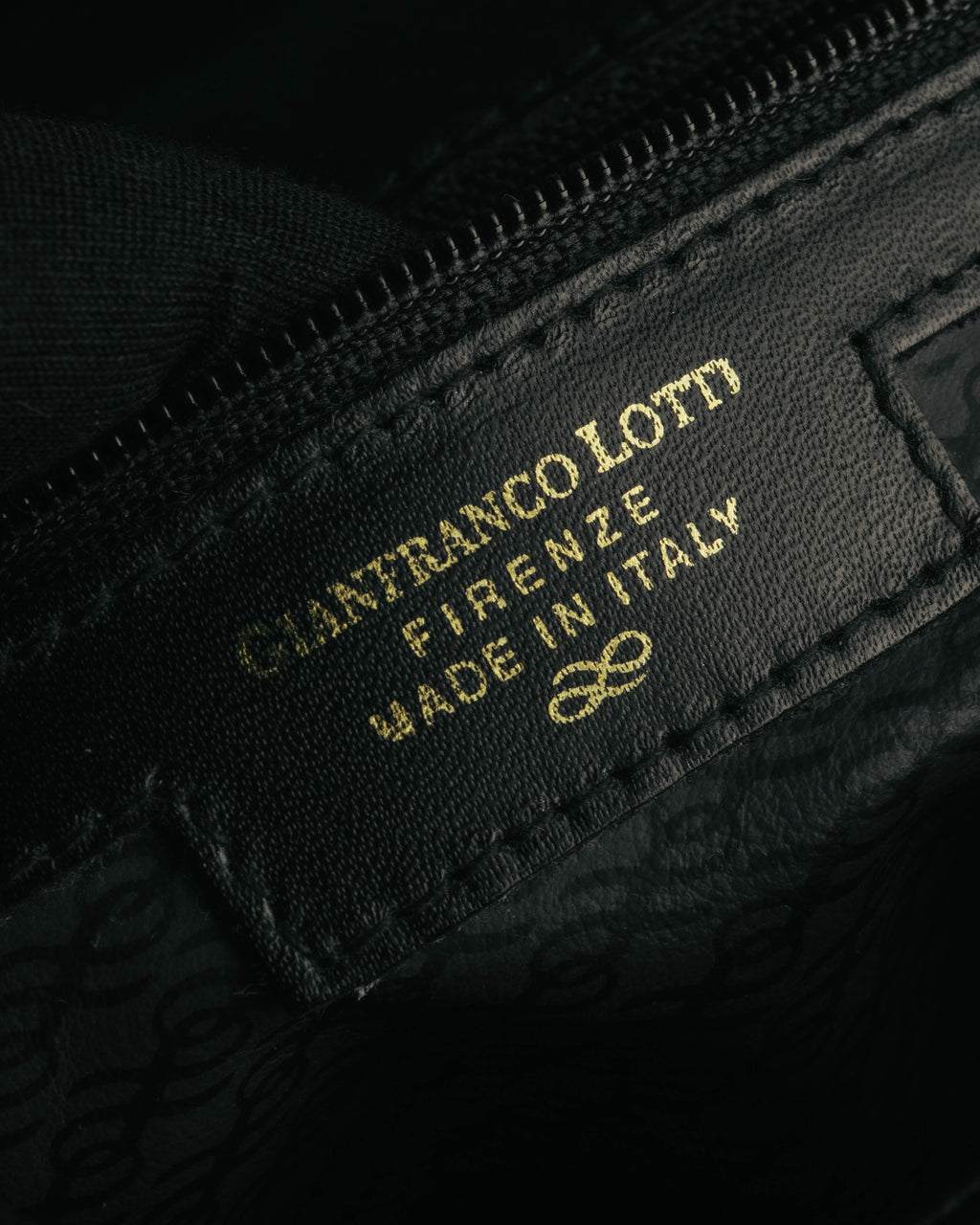 “Gianfranco Lotti” 90’s-00’s Black leather turn lock shoulder bag