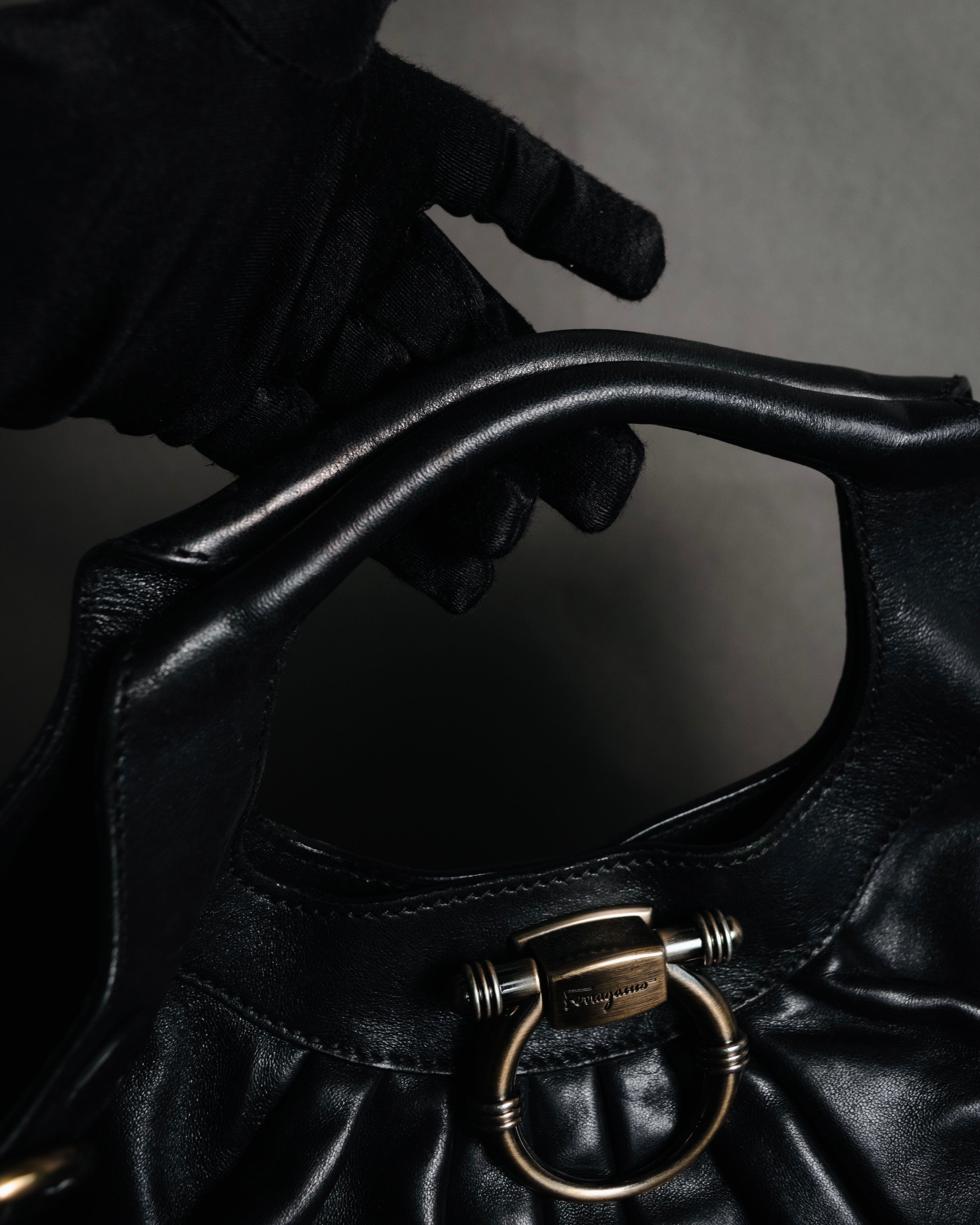 –SPECIAL– "Salvatore Ferragamo"
00’s Gancini ring-gathered nappa 2way bag