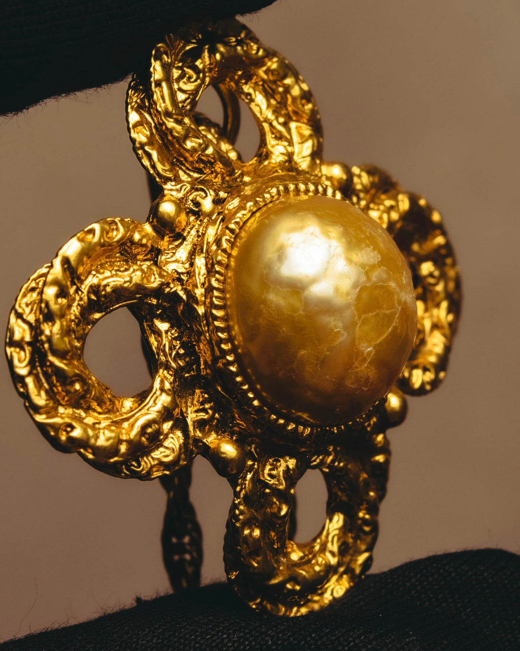-SPECIAL- "YVES SAINT LAURENT" 80's-90's Baroque pearl textured gold pendant necklace