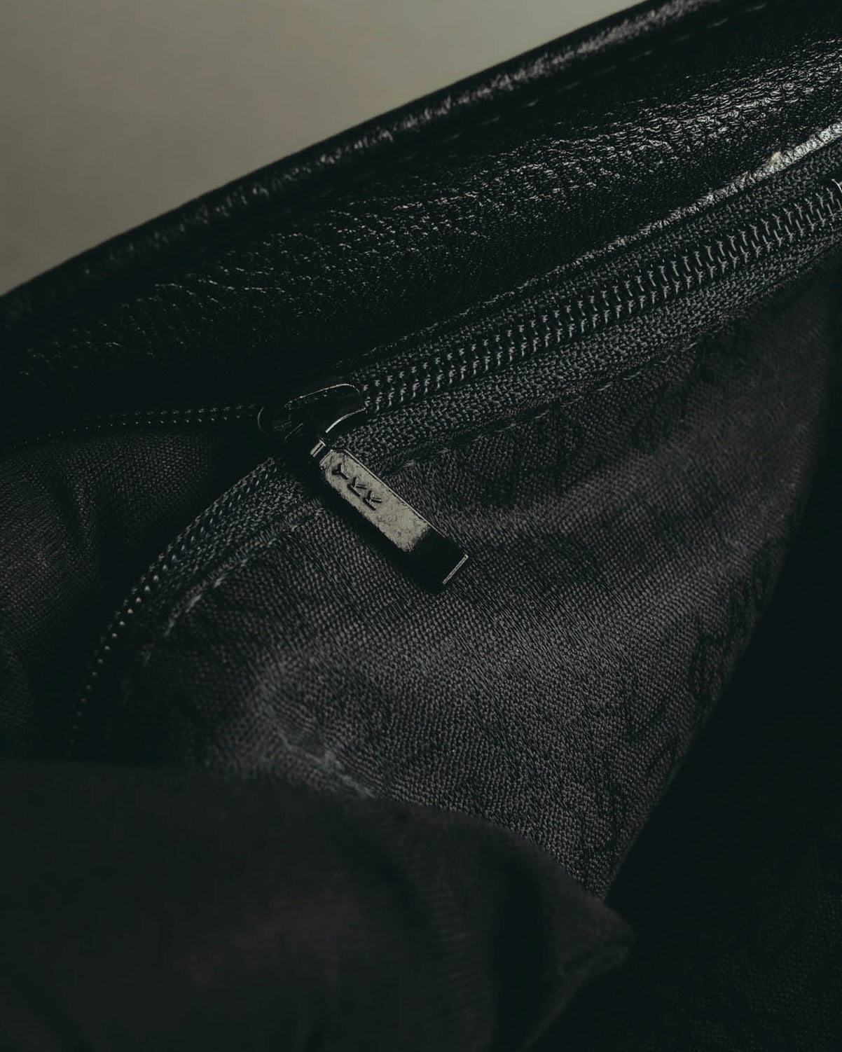 “Yves Saint Laurent” 90’s-00’s Cassandra logo one shoulder leather bag
