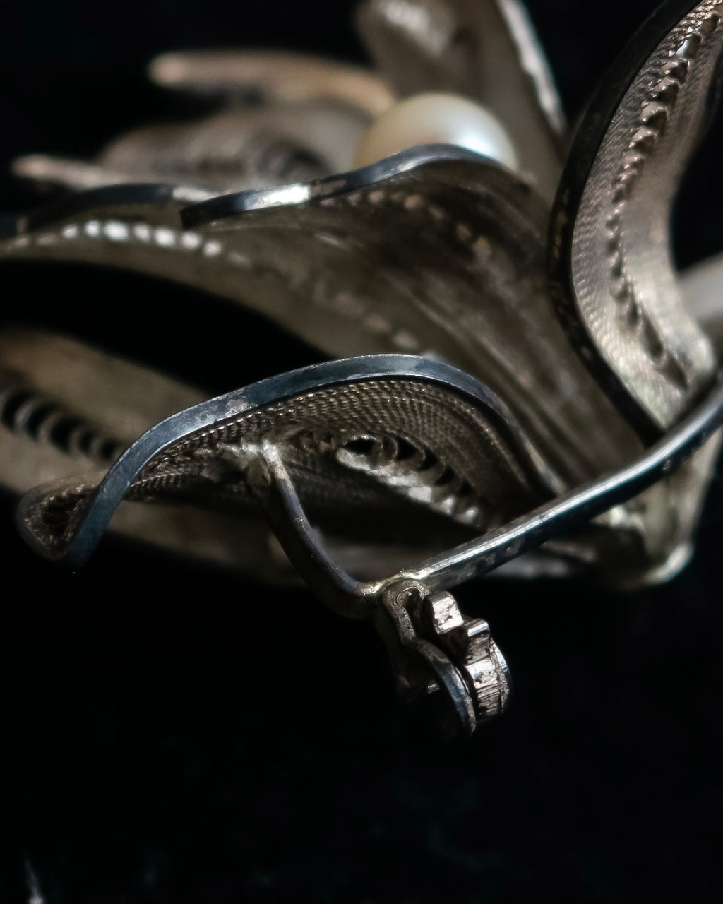 "Vintage petal motif broach"