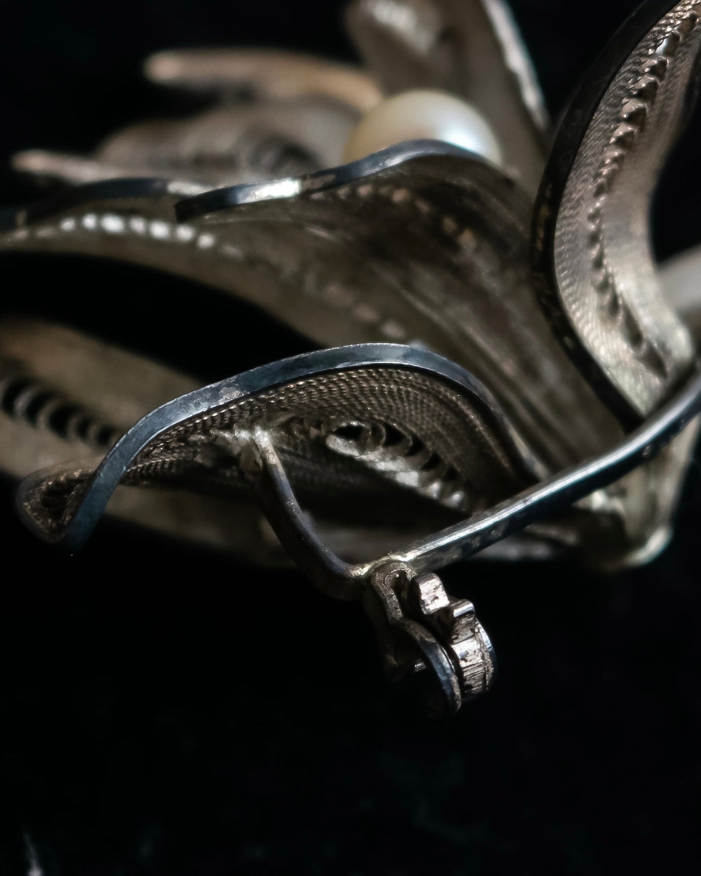 "Vintage petal motif broach"