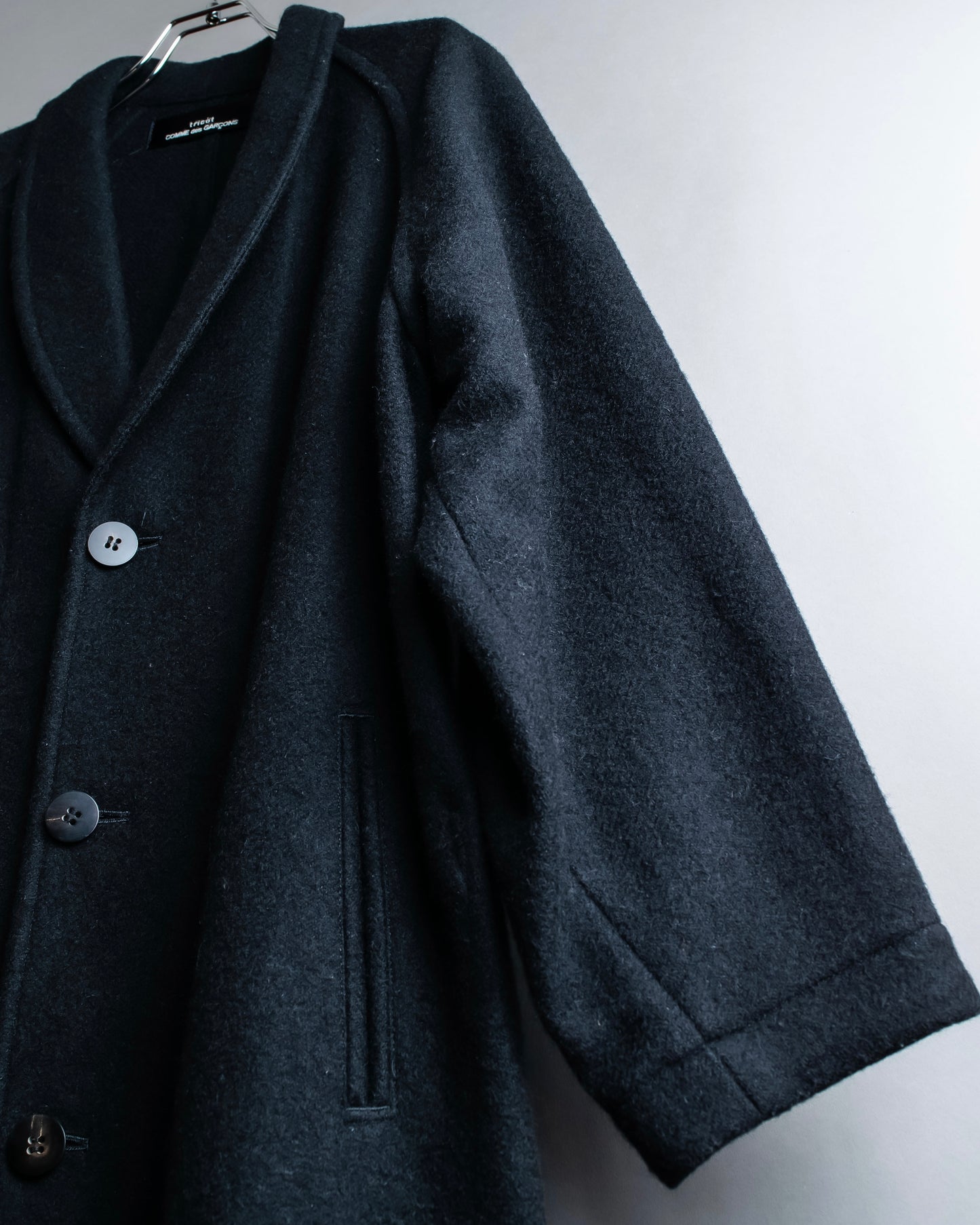 "tricot COMME des GARCONS" 
Shawl collar piping design long coat