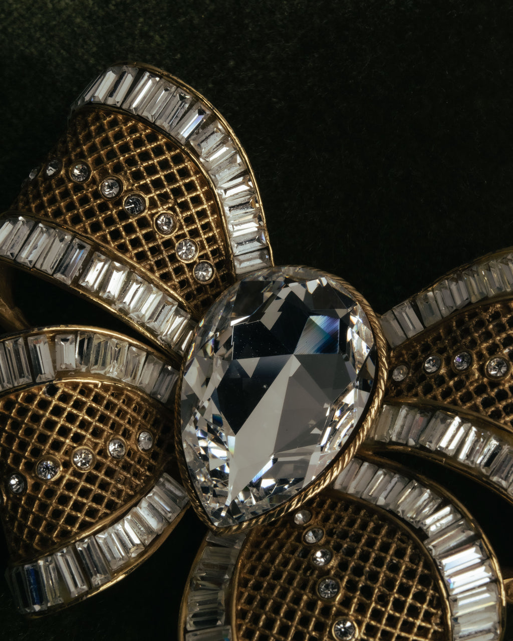 “HANAE MORI” 80’s-90’s Sculptural crystal bow brooch