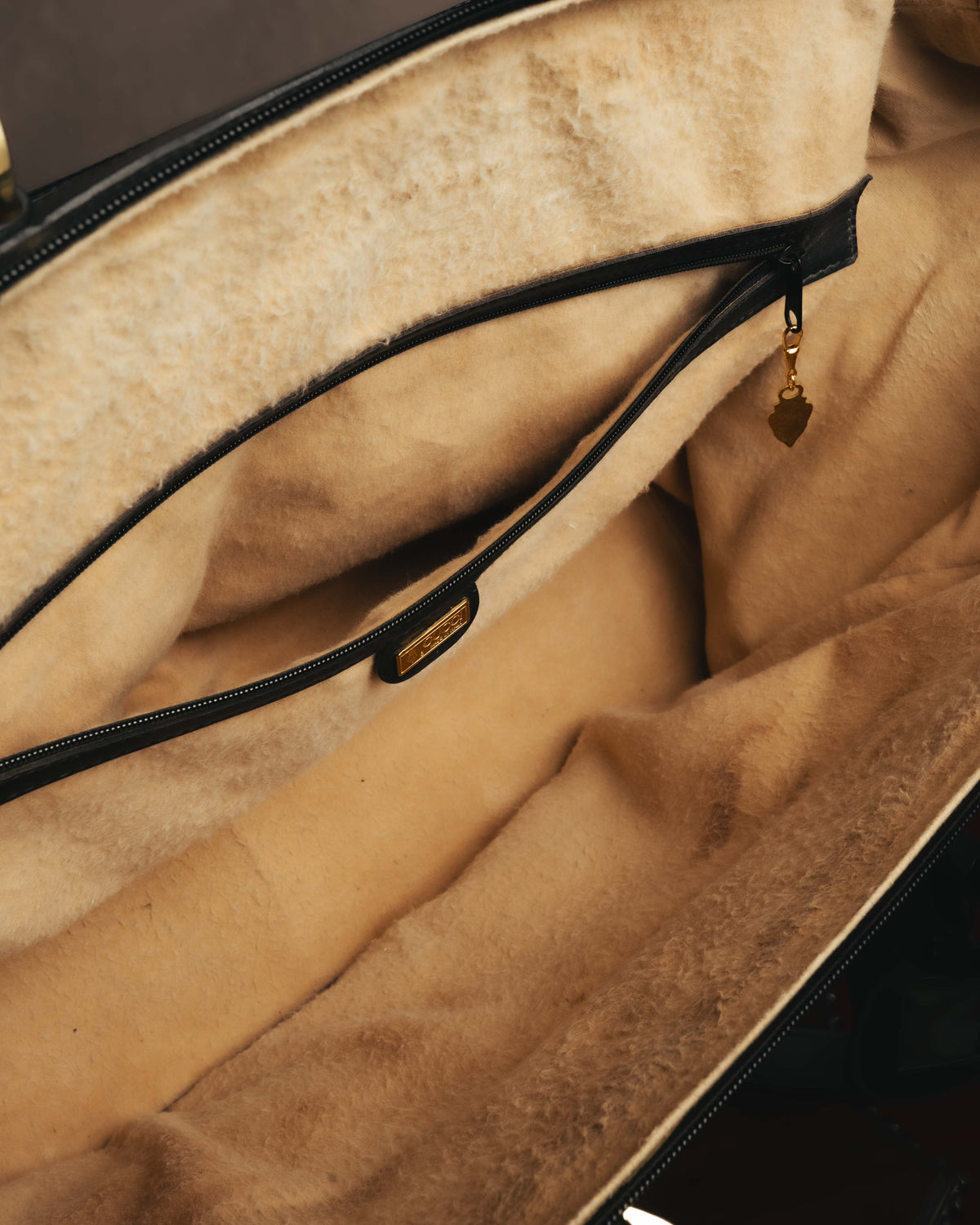 -SPECIAL- "GUCCI" 70's-80's Crest-detailed black leather two-way duffle bag