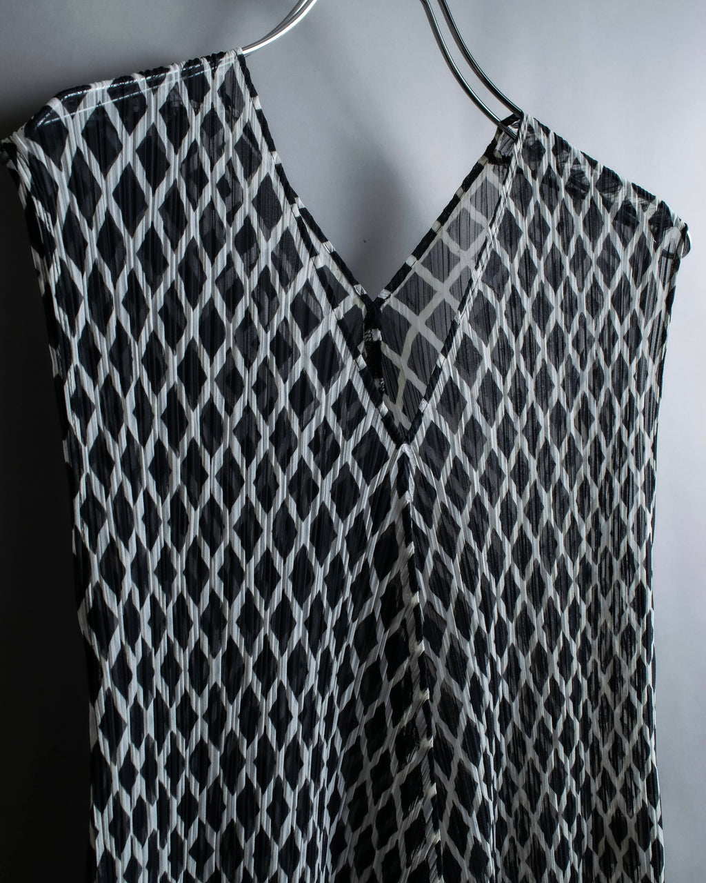 "ISSEY MIYAKE White label"
 Tailcoat design sleeveless dress