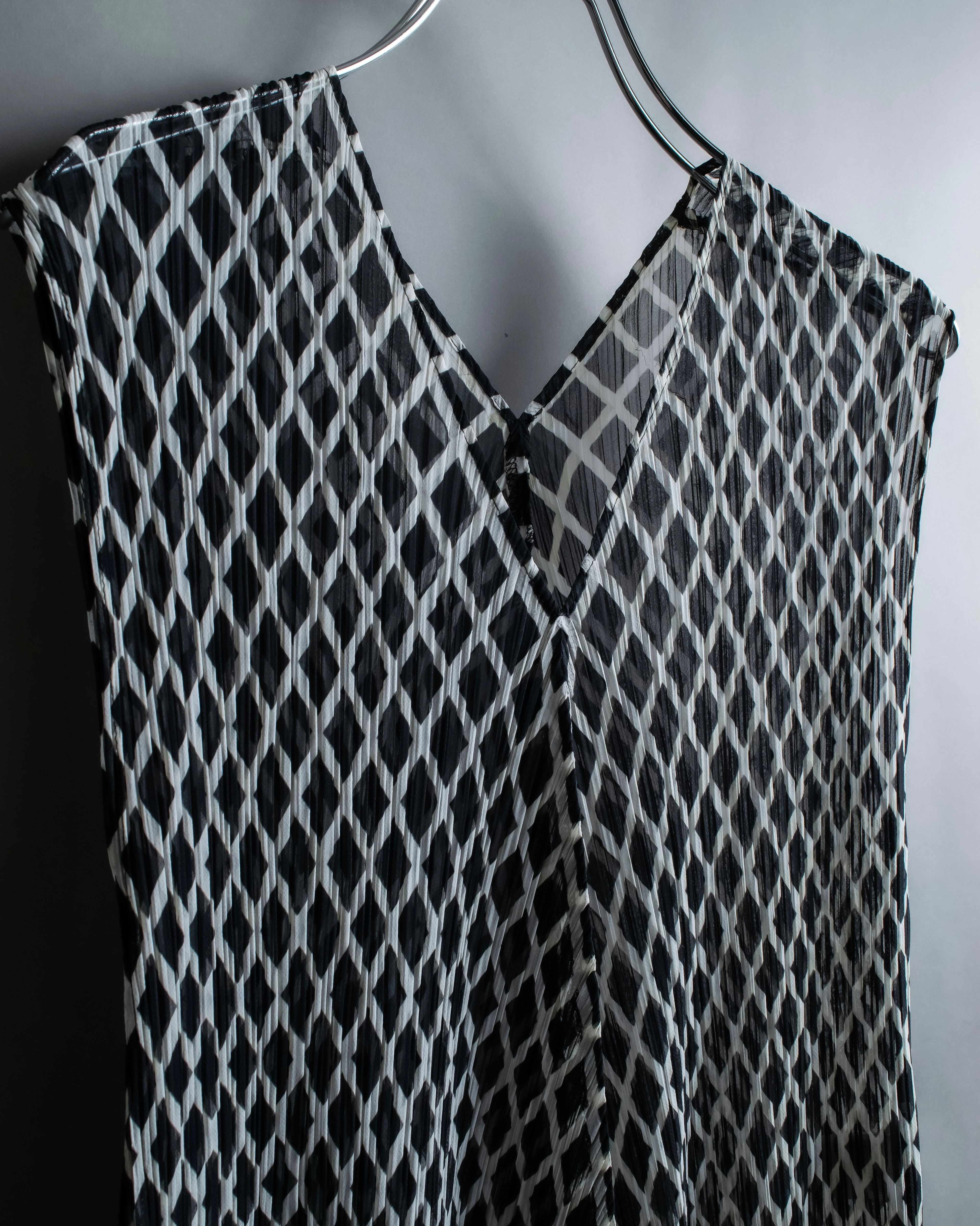 "ISSEY MIYAKE White label"
 Tailcoat design sleeveless dress