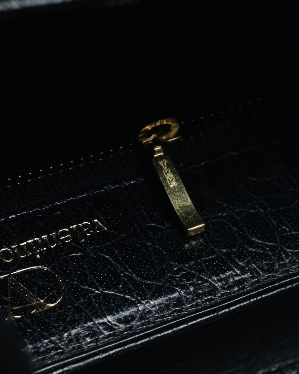 –SPECIAL– "Valentino Garavani"
1985-95 Croc embossed trapezoid top handle bag