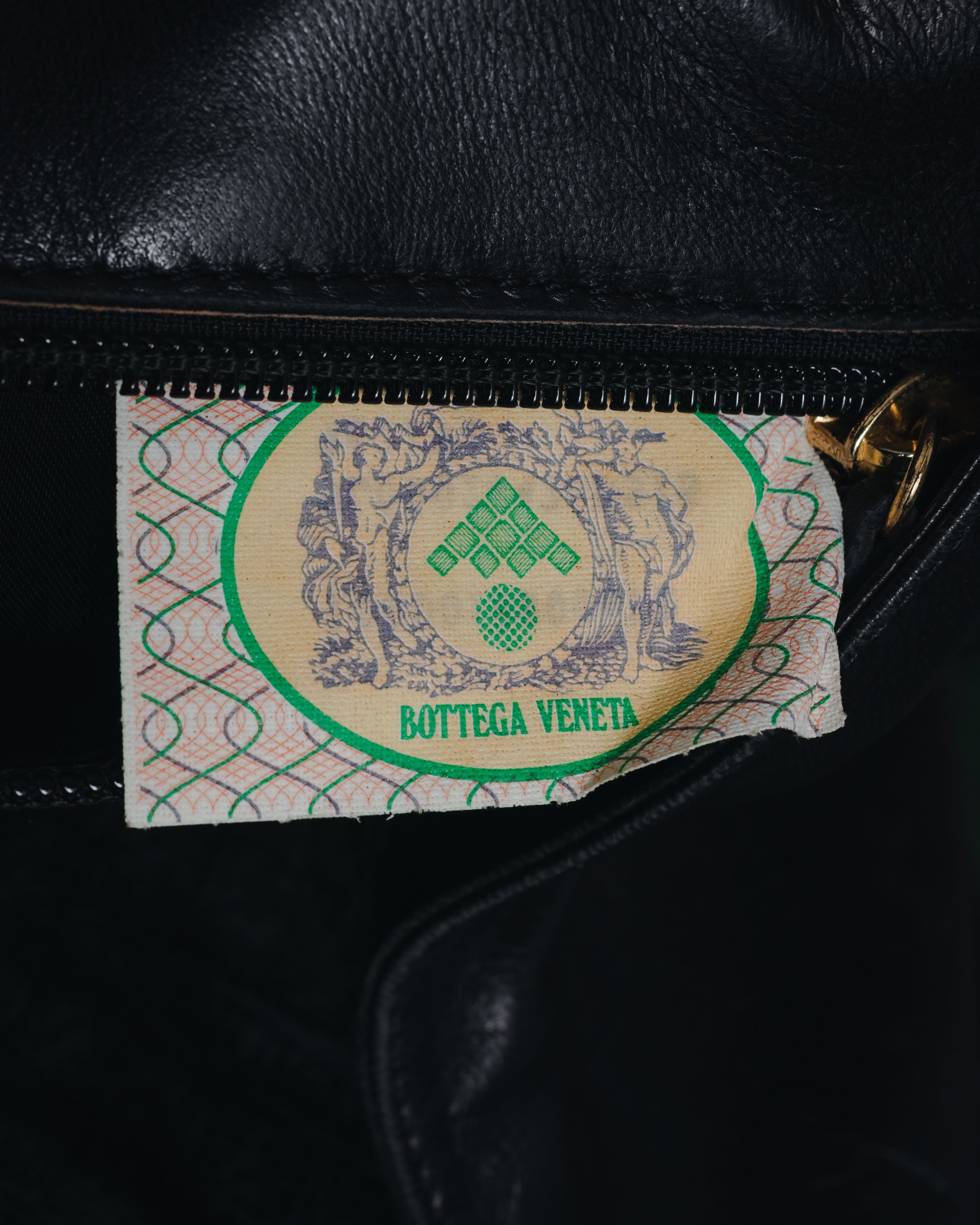 –SPECIAL– "BOTTEGA VENETA"
90’s-00’s intrecciato trapezoid handle bag