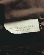 ブラウン系の内装生地に配された、BOTTEGA VENETAとMADE IN ITALYの二段表記を確認できる生成り色の織物タグ。