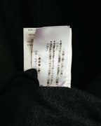 内側に縫い付けられた品質表示タグのカット。注意書きと番号表記が確認できる仕様です。