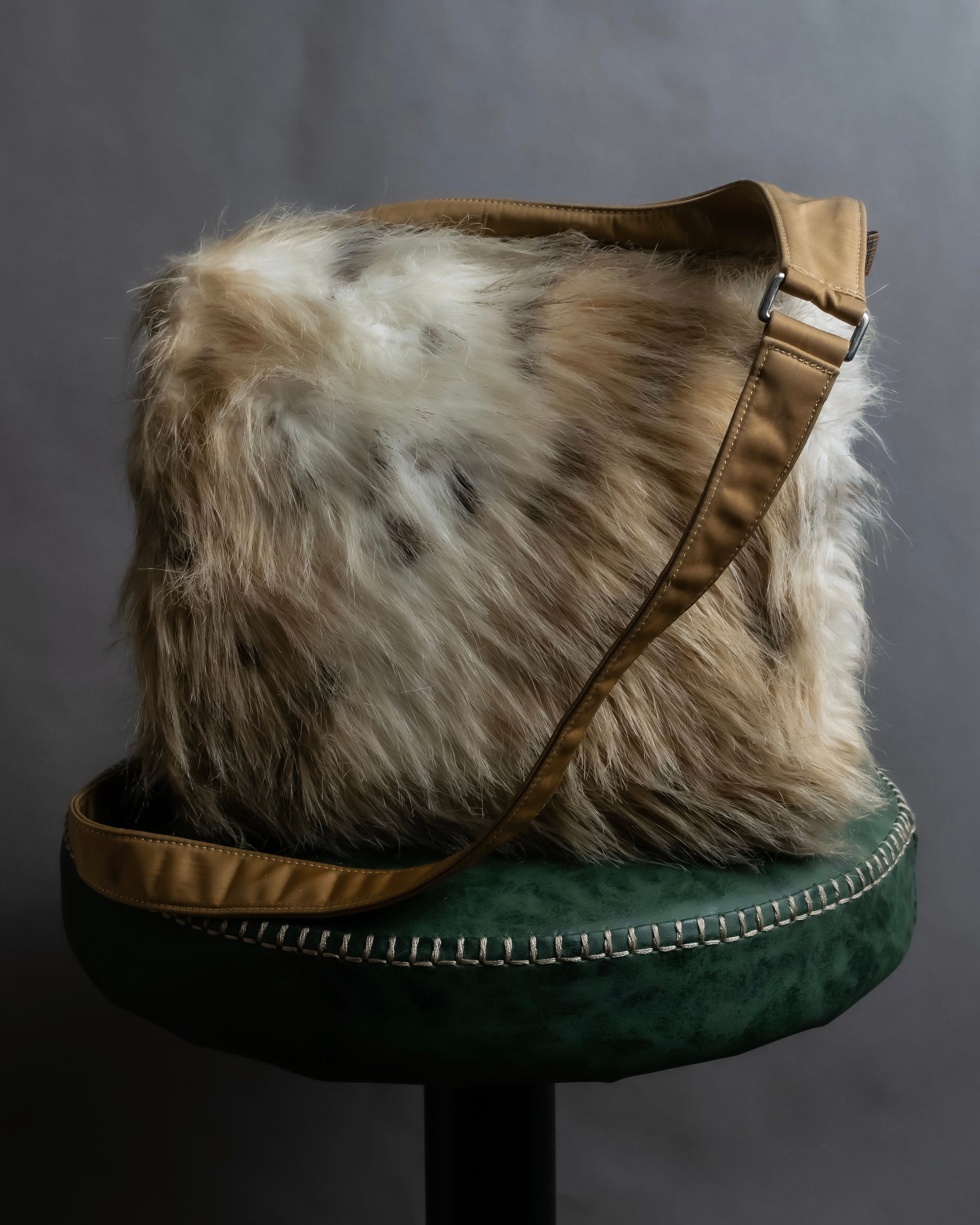 "BURBERRY Black Label" Fur＆nylon reversible design shoulder bag