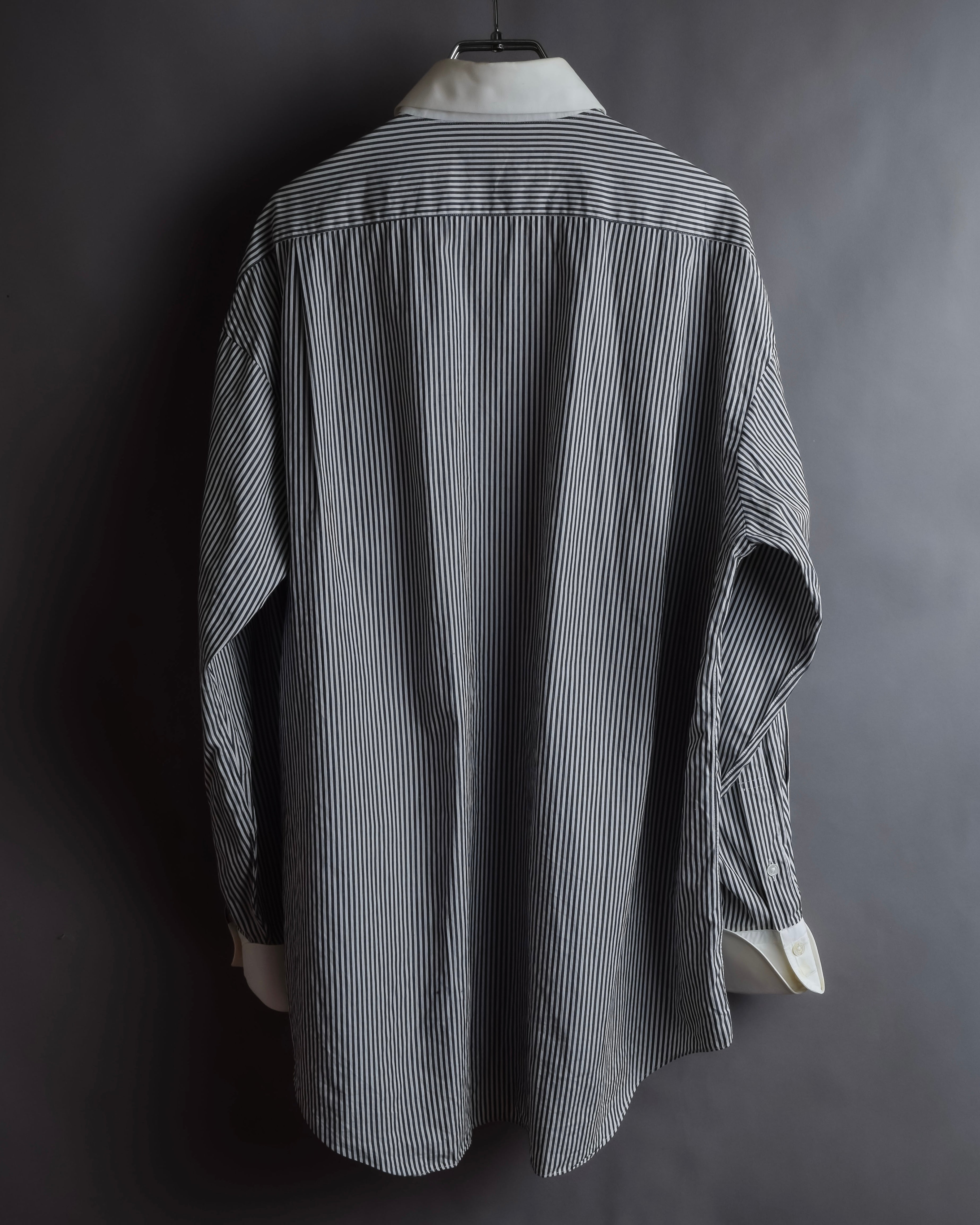 "BURBERRY" Pinstripe cleric design shirt