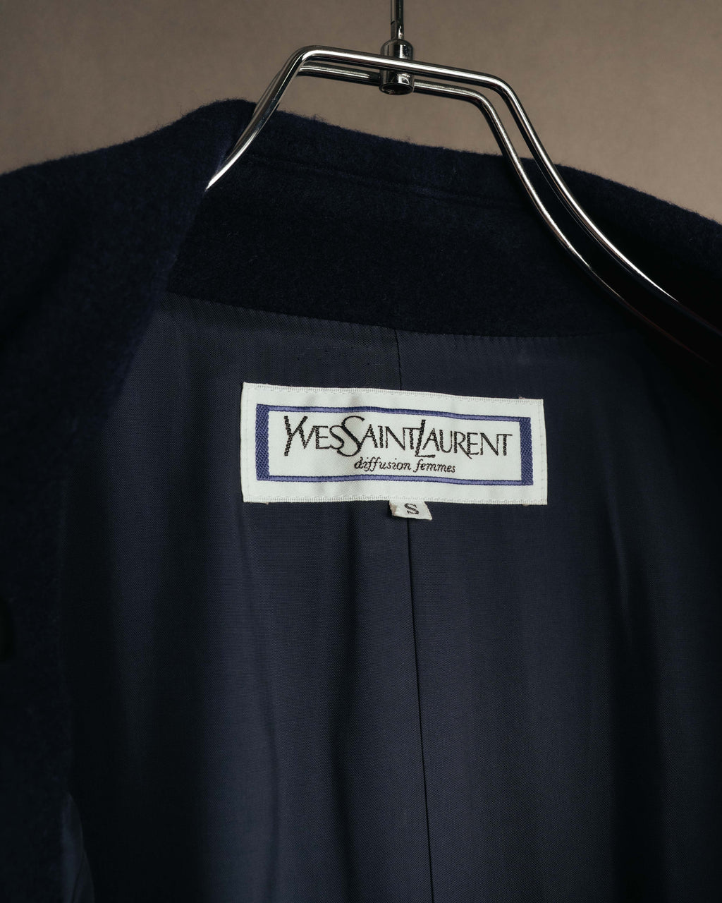 襟元に配された「Yves Saint Laurent diffusion femmes」の織りタグと、S表記のサイズタグを確認できる内側のカット。濃紺の総裏地もあわせて写しています。