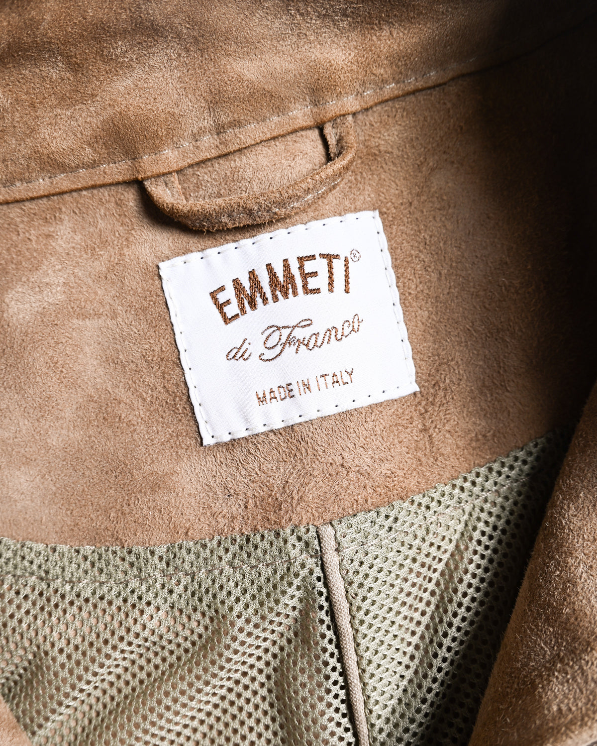 内側のブランドタグに「EMMETI di Franco」と「MADE IN ITALY」の表記が確認できるカット。やぎ革スエードの内面と、ナイロン・ビスコース及びレーヨン系素材によるメッシュ状の裏地をあわせて捉えています。