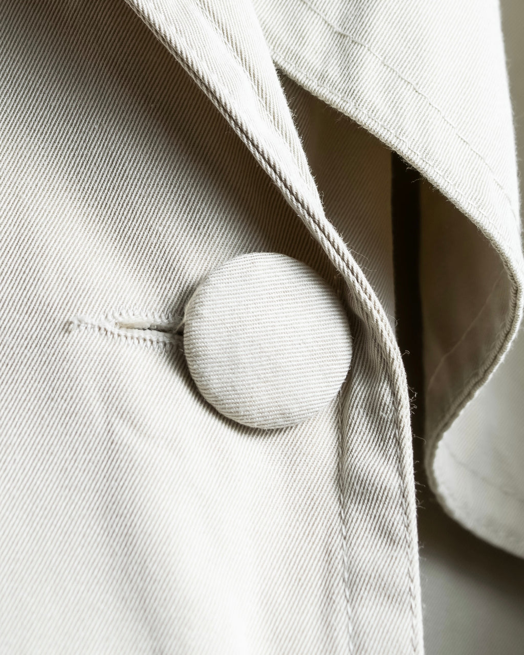 "MARILYN DE PEREL" Covered button detail Ivory feminine trench coat