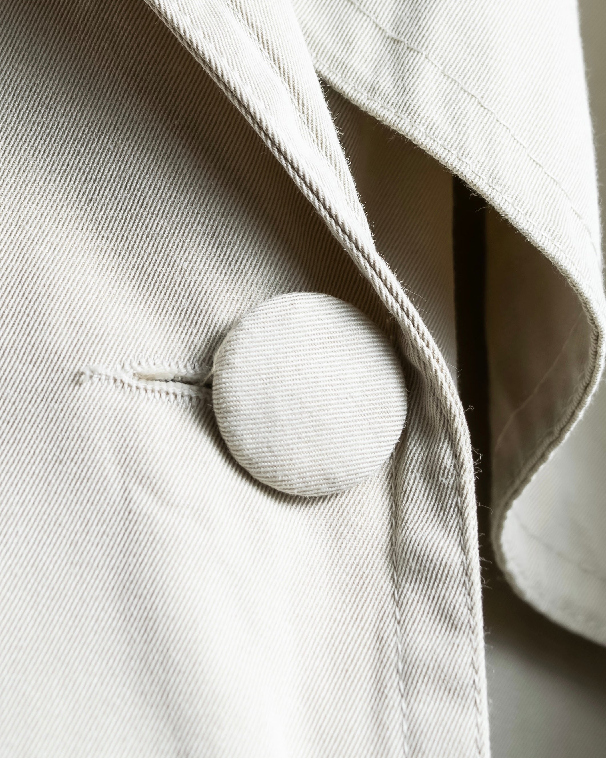 "MARILYN DE PEREL" Covered button detail Ivory feminine trench coat