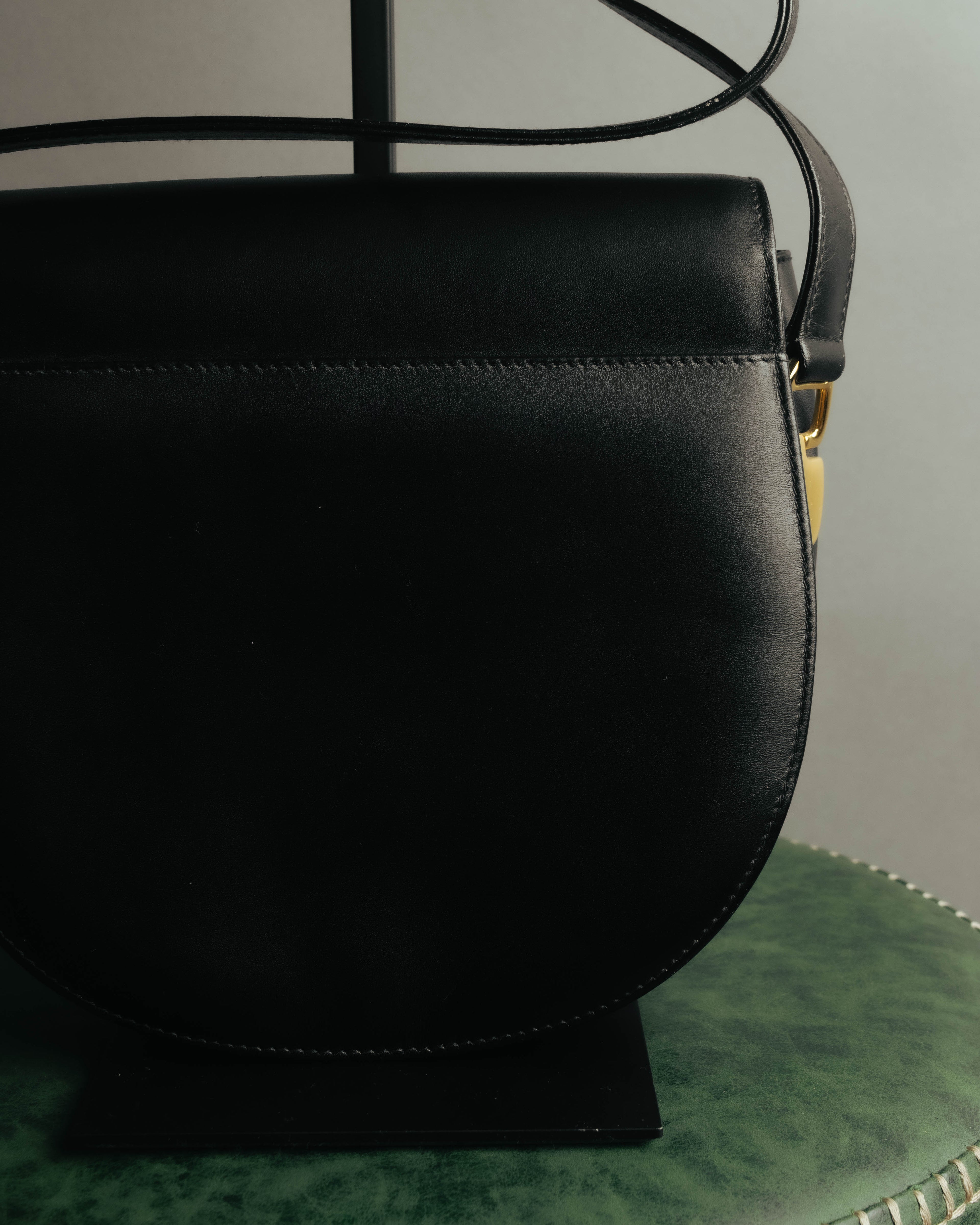 “Gianfranco Lotti” 90’s-00’s Black leather turn lock shoulder bag