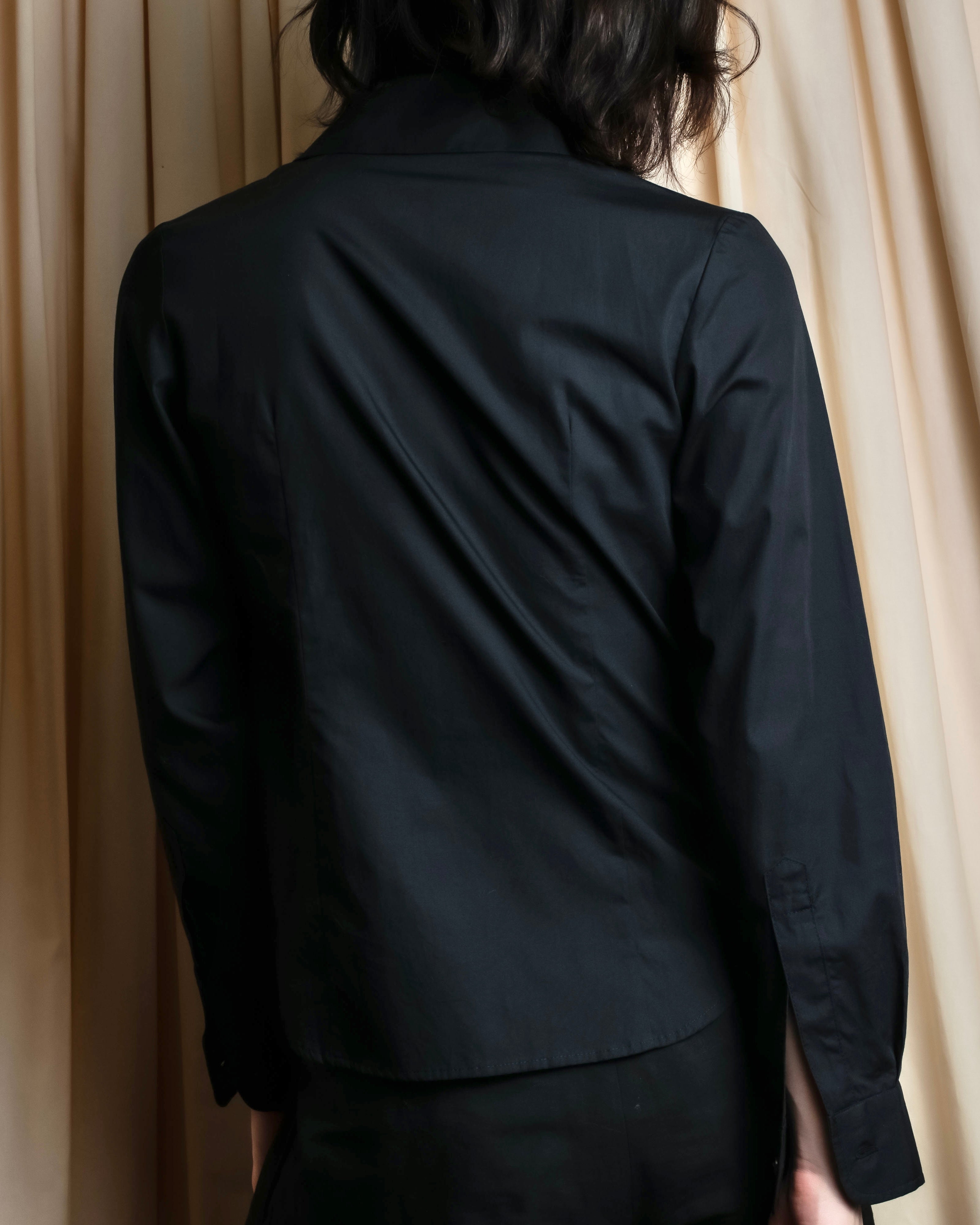 "Vivienne Westwood RED LABEL"
 Draped neck design black cotton shirt