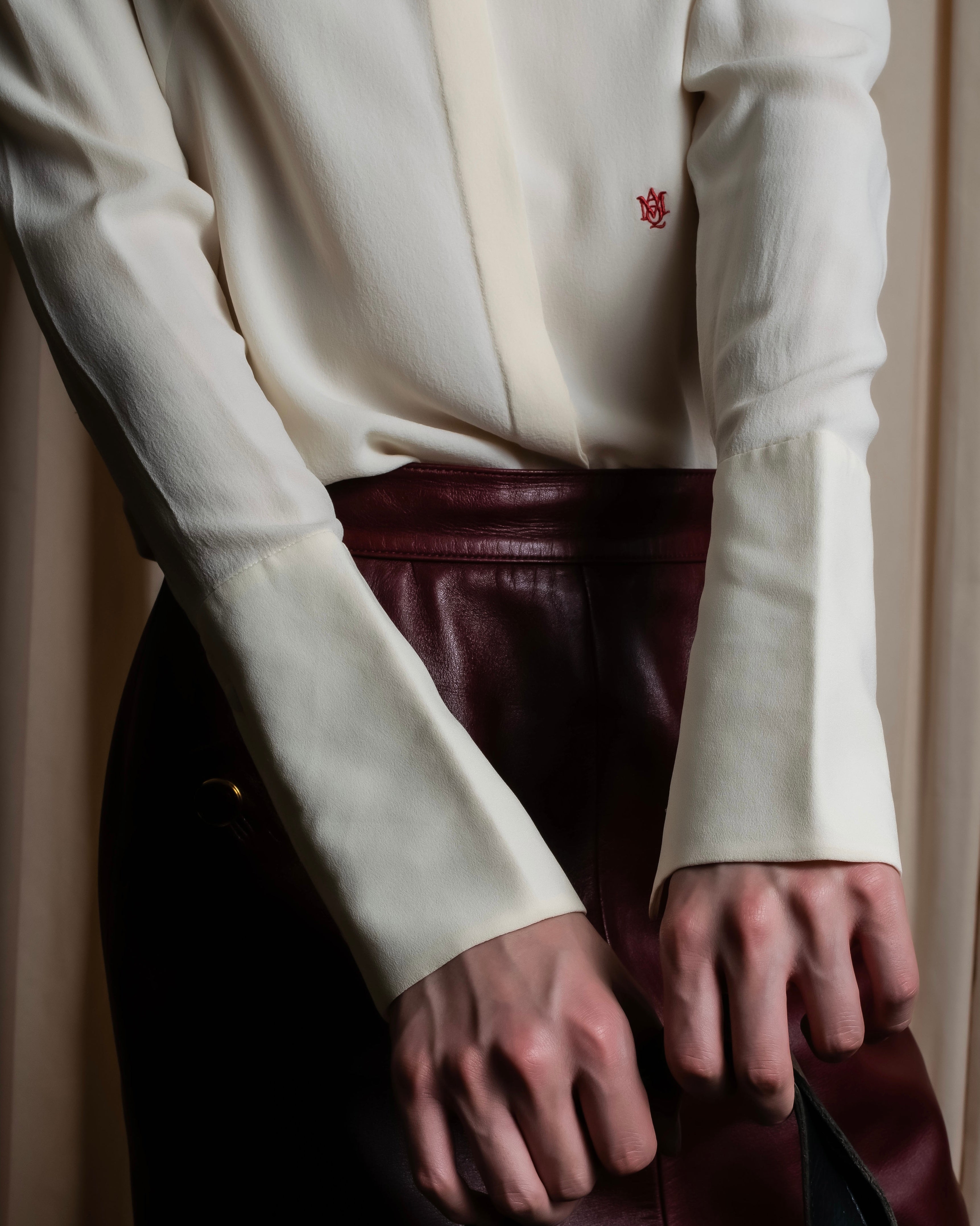 Camisa de seda con bordado en forma de logotipo "Alexandar McQueen" sin cuello