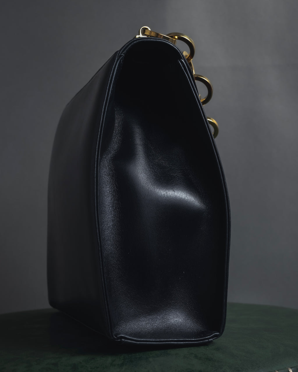 "Salvatore Ferragamo" 90’s Jewelry gold chain design leather bag