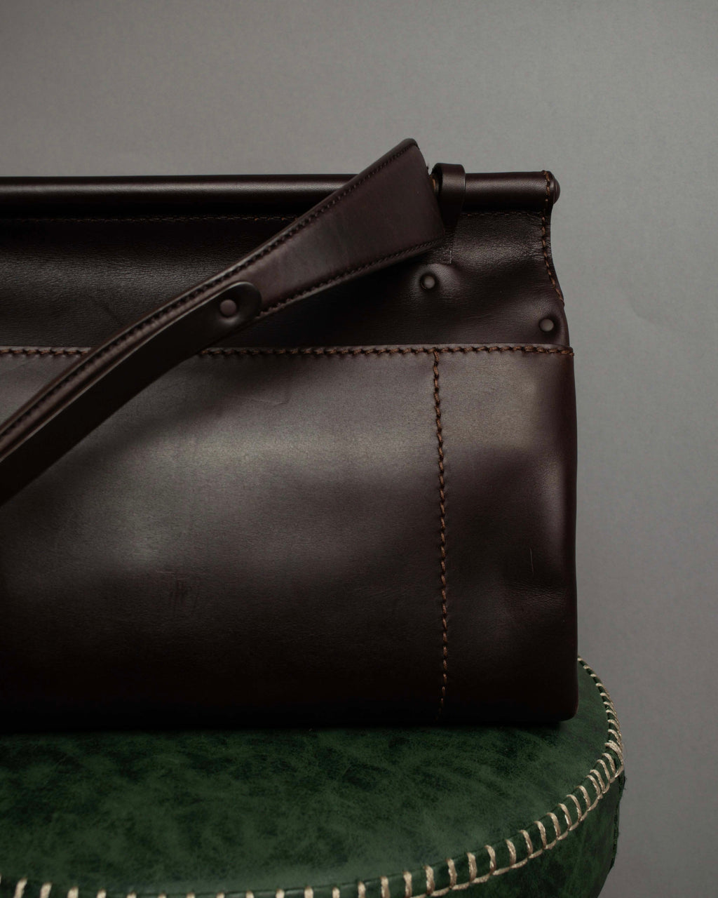 "Salvatore Ferragamo" Swivel crisp closure design leather one-handle bag