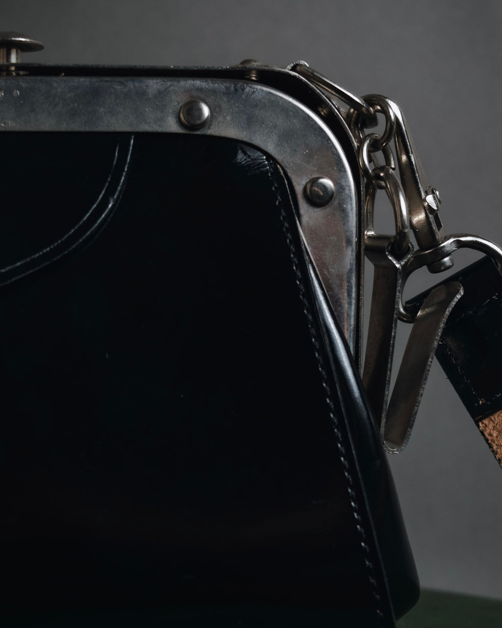 "tricot COMME des GARÇONS" Structured kiss-lock leather shoulder bag