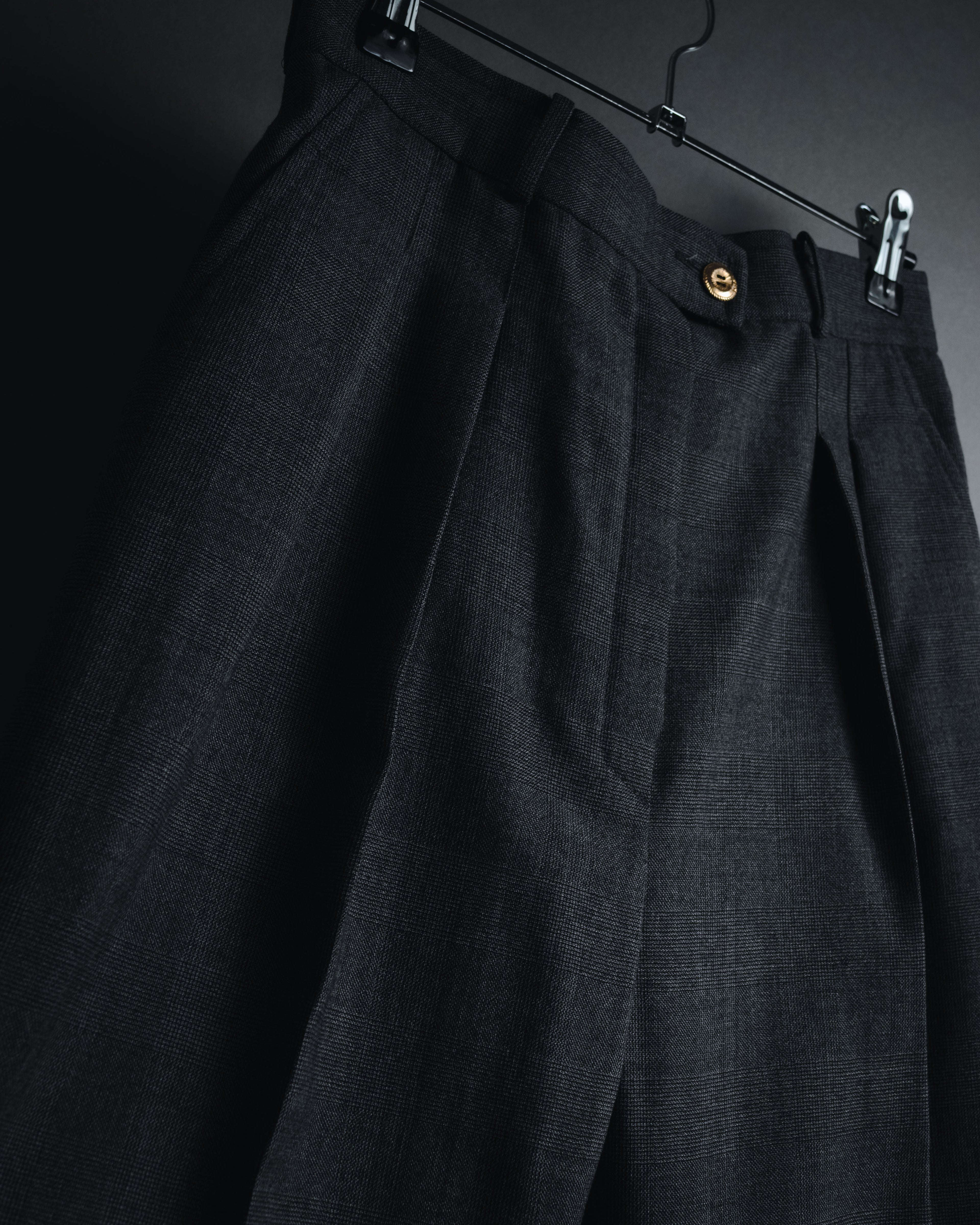 "CHANEL" high-waisted pleated trousers with signature gold button