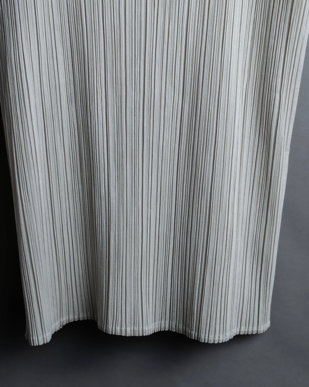 "PLEATS PLEASE ISSEY MIYAKE" Off-white tank top